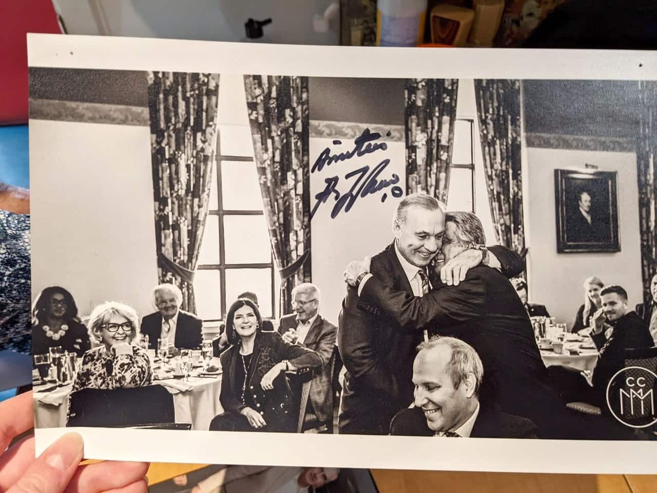 Ménick a ressorti une photo des deux amis se serrant dans leurs bras lors d’une fête.