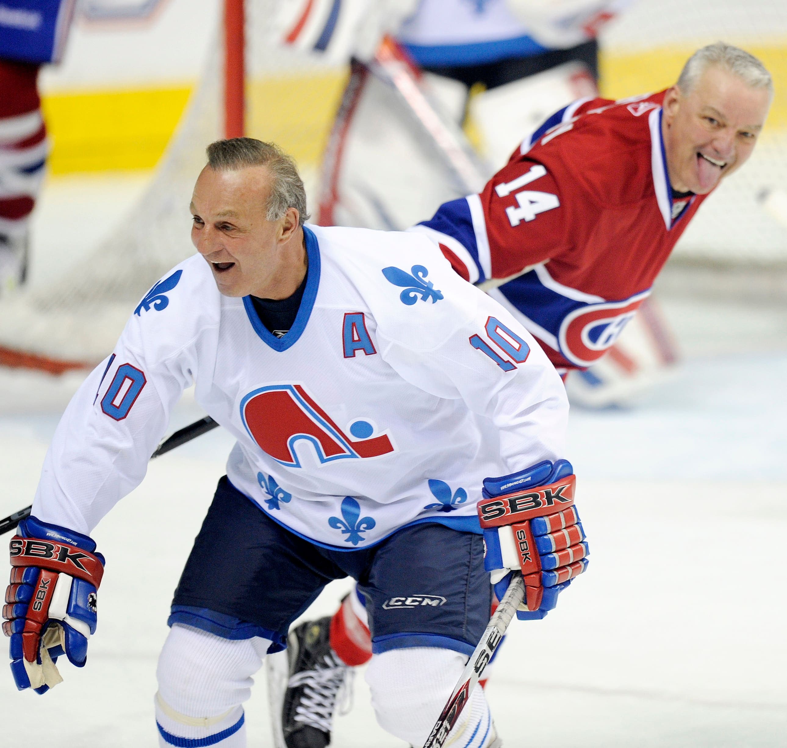 Anciens coéquipiers chez le CH, Mario Tremblay et Guy Lafleur ont eu beaucoup de plaisir lors d’un match de la tournée d’adieu du Démon blond en février 2011 au Colisée Pepsi de Québec.
