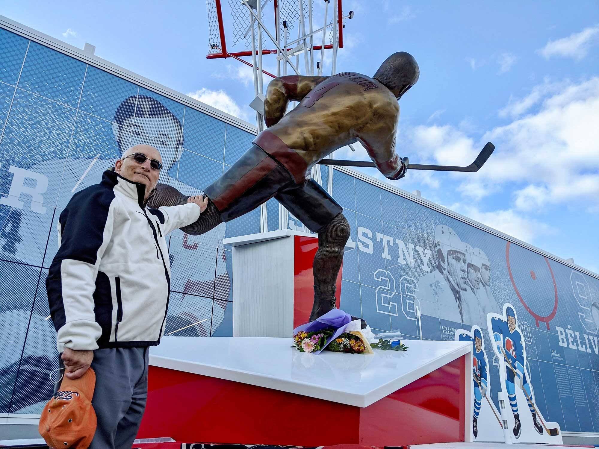 Lorrain Huot, de Boischatel, était ému en allant rendre hommage à Guy Lafleur au pied de l’œuvre d’art à son effigie au parc Jean-Béliveau. Le septuagénaire suit et admire le Démon blond depuis ses débuts au Tournoi Pee-Wee de Québec.