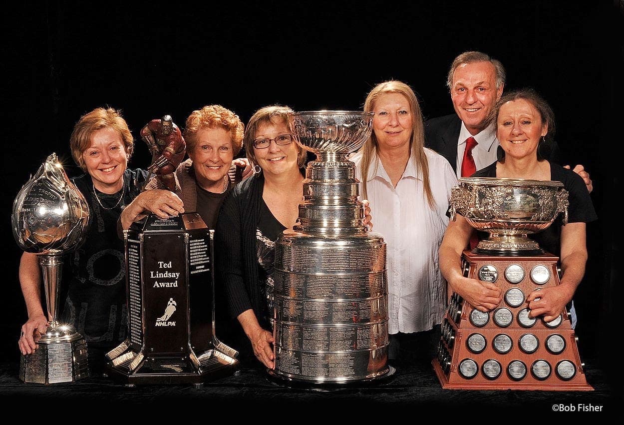 En 2008, Guy Lafleur a procédé à l’ouverture du restaurant Bleu, Blanc, Rouge, à Rosemère. Il pose avec sa mère Pierrette (deuxième à gauche) et ses sœurs Lucie, Lise, Suzanne et Gisèle devant les trophées Hart, Ted-Lindsay (auparavant Lester-B.-Pearson), la coupe Stanley et le Art-Ross.