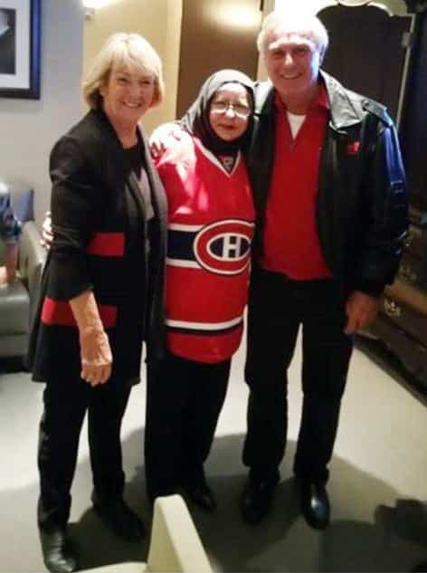 Pour la Dre Tahira Ahmed, sa rencontre avec le numéro 10 est « un rêve devenu réalité ». On la voit dans une loge du Centre Bell, en 2010, avec Huguette Rousseau, la femme de l’ancien joueur du Canadien Bobby Rousseau.