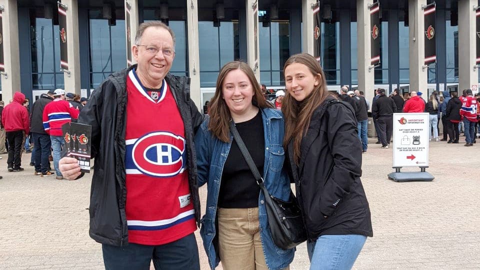 Steve Wesselow, 65 ans, avec sa fille Gillian, 26 ans (au centre) et Kendall Bryant, 25 ans (à droite).