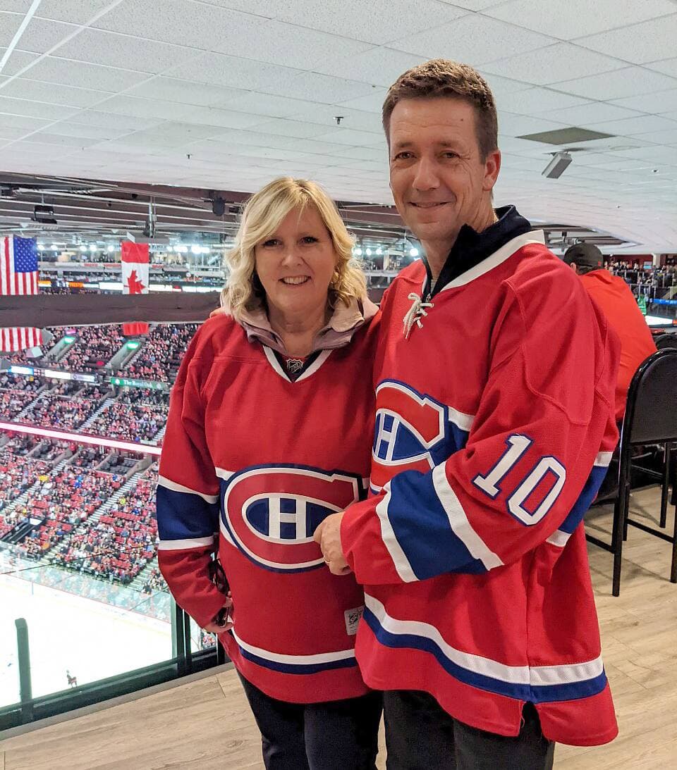 C’est le jour du dixième anniversaire de Paul Ste-Marie, 55 ans, que Guy Lafleur a marqué son fameux but contre Boston. Il pose avec sa conjointe, Anne.