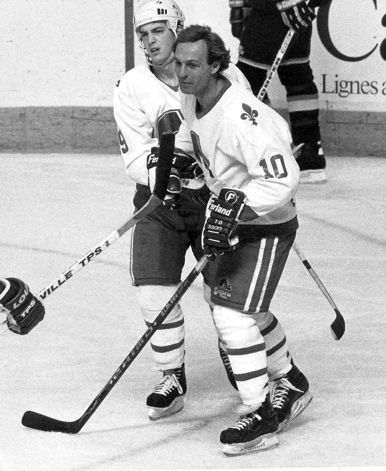 Guy Lafleur avait pris sous son aile un jeune Sakic avec les Nordiques de Québec. Ils ont même été cochambreurs sur la route.