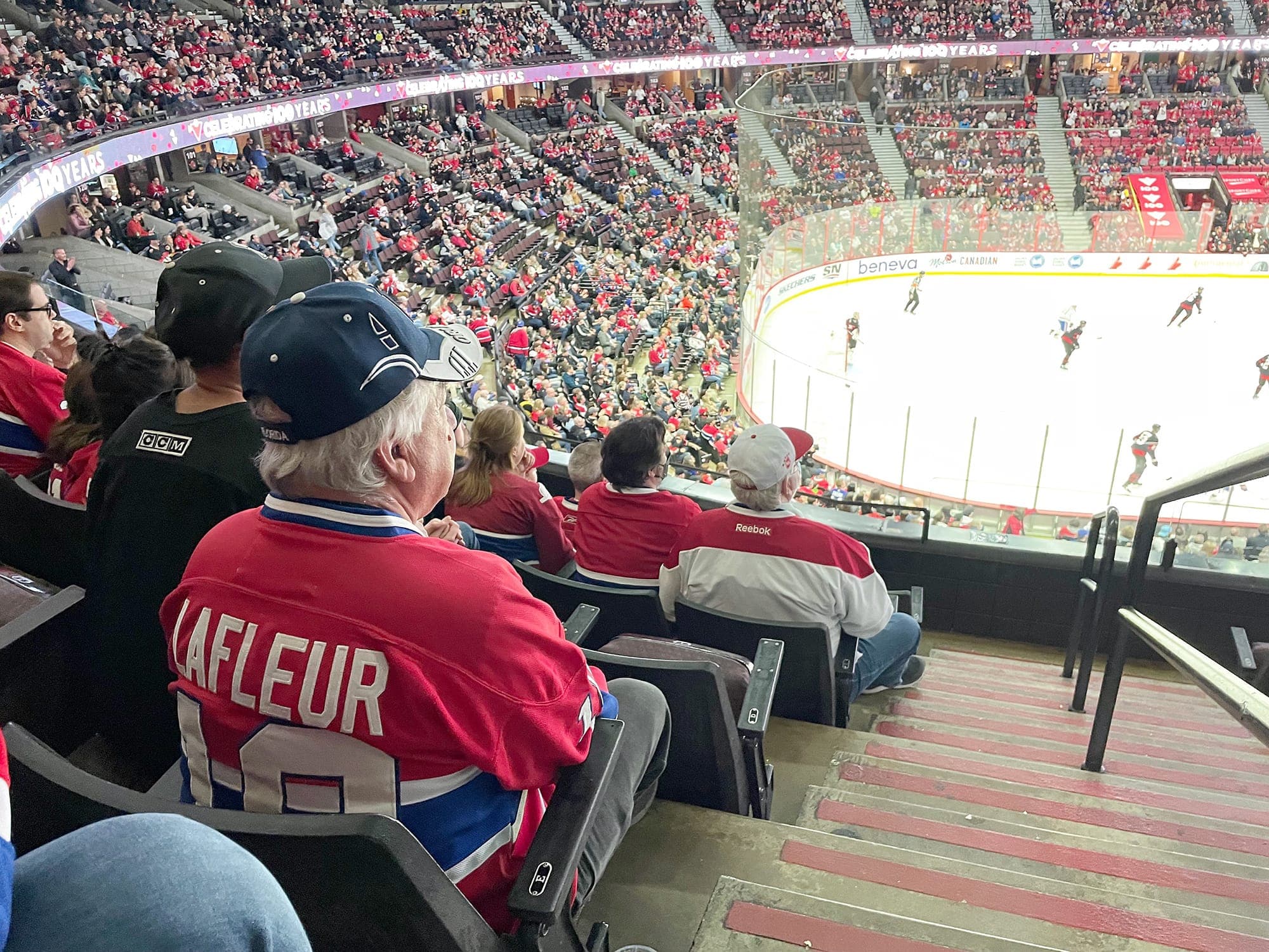 Un fan arbore son chandail du numéro 10, au centre Canadian Tire.