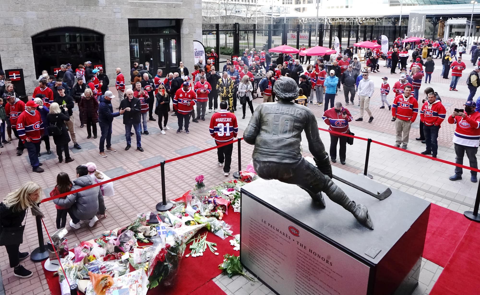 À quelques heures de l’affrontement contre les Bruins, des fans de Guy Lafleur ont fait la file devant sa statue afin d’immortaliser cette soirée-hommage.