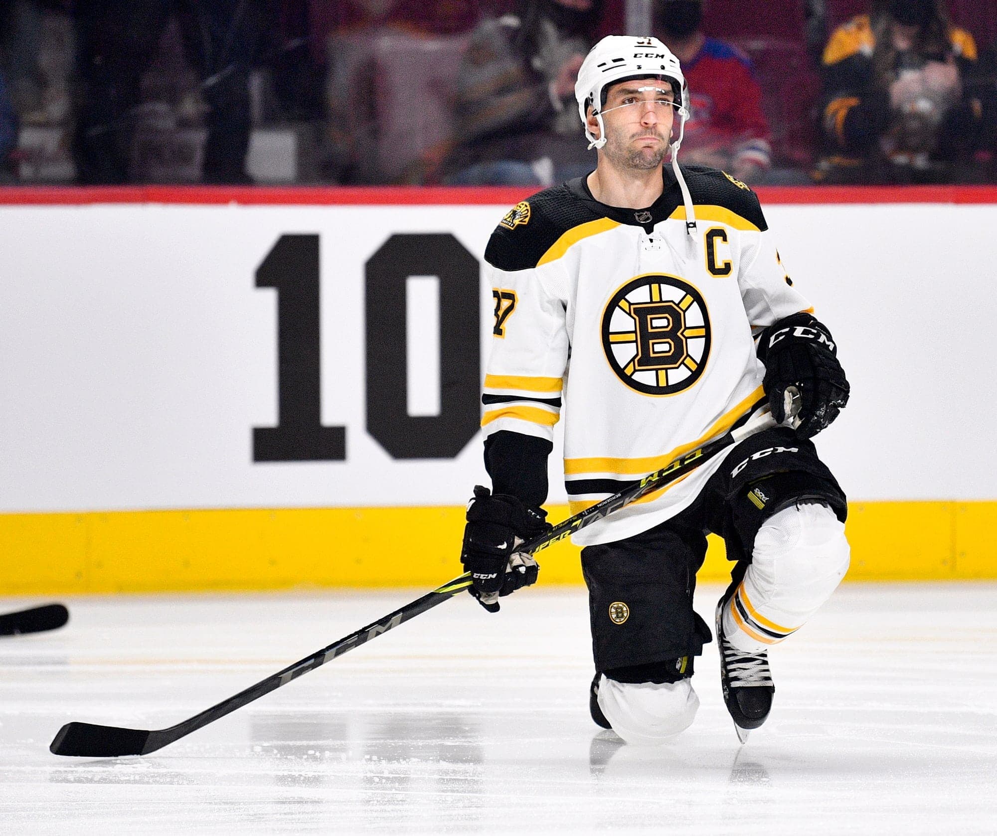 C’est comme si Patrice Bergeron avait mis un genou sur la glace pour honorer Guy Lafleur à la période d’échauffement.