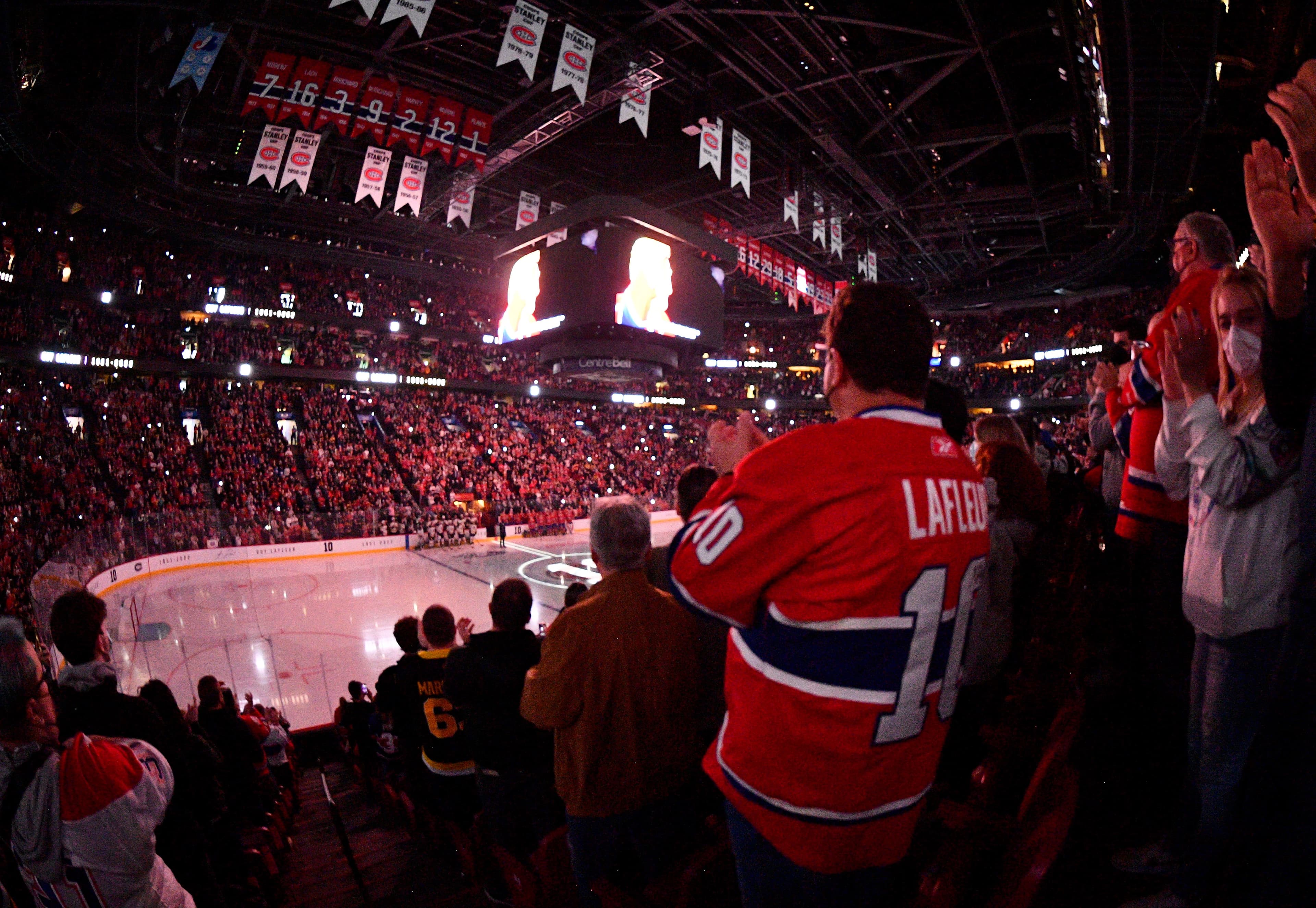 Les spectateurs au Centre Bell, dimanche, ont participé à une belle cérémonie en l’honneur de Guy Lafleur.