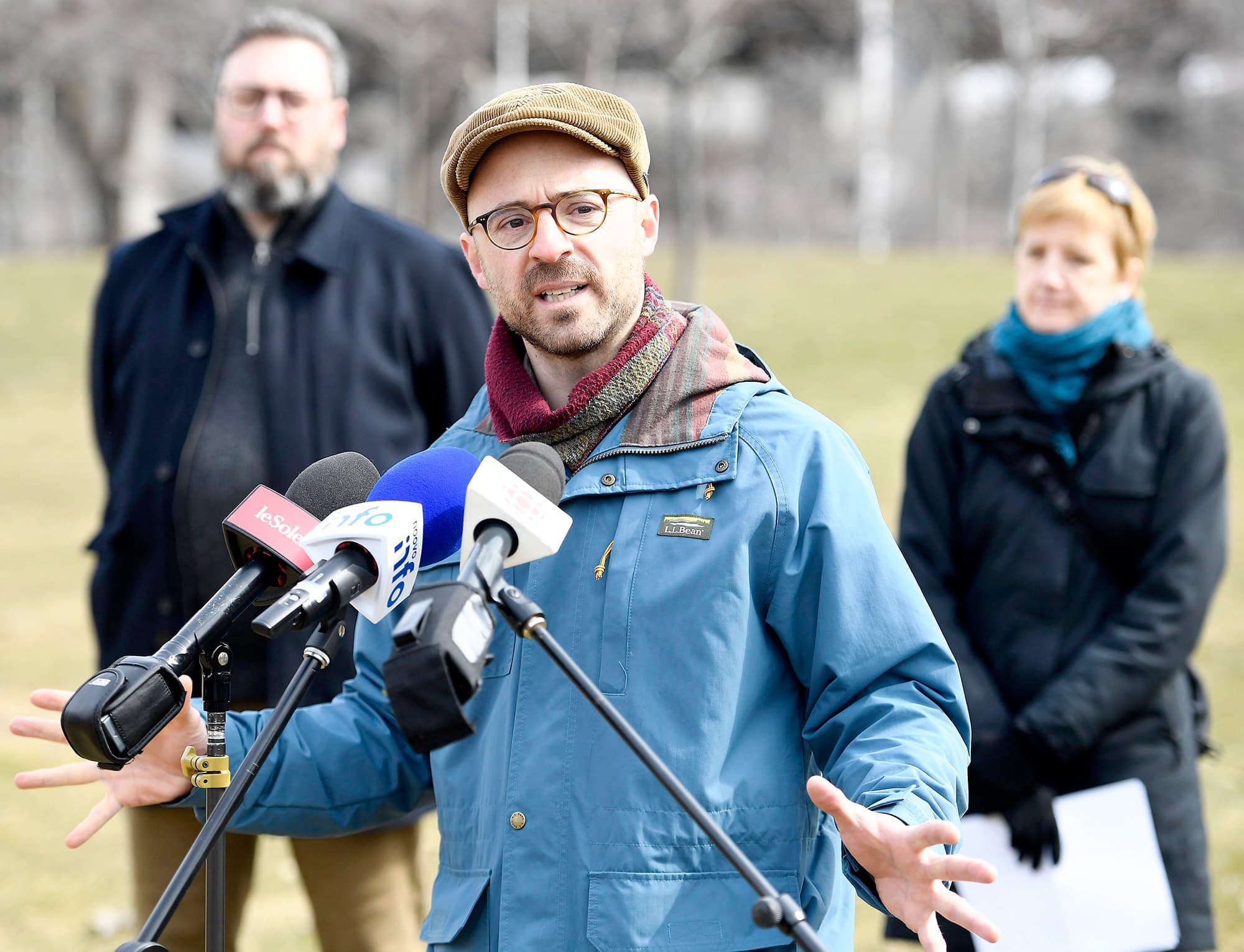 Lundi, le député solidaire Sol Zanetti était accompagné de représentants de trois organismes citoyens qui s’opposent à la hausse de la norme de concentration de nickel.