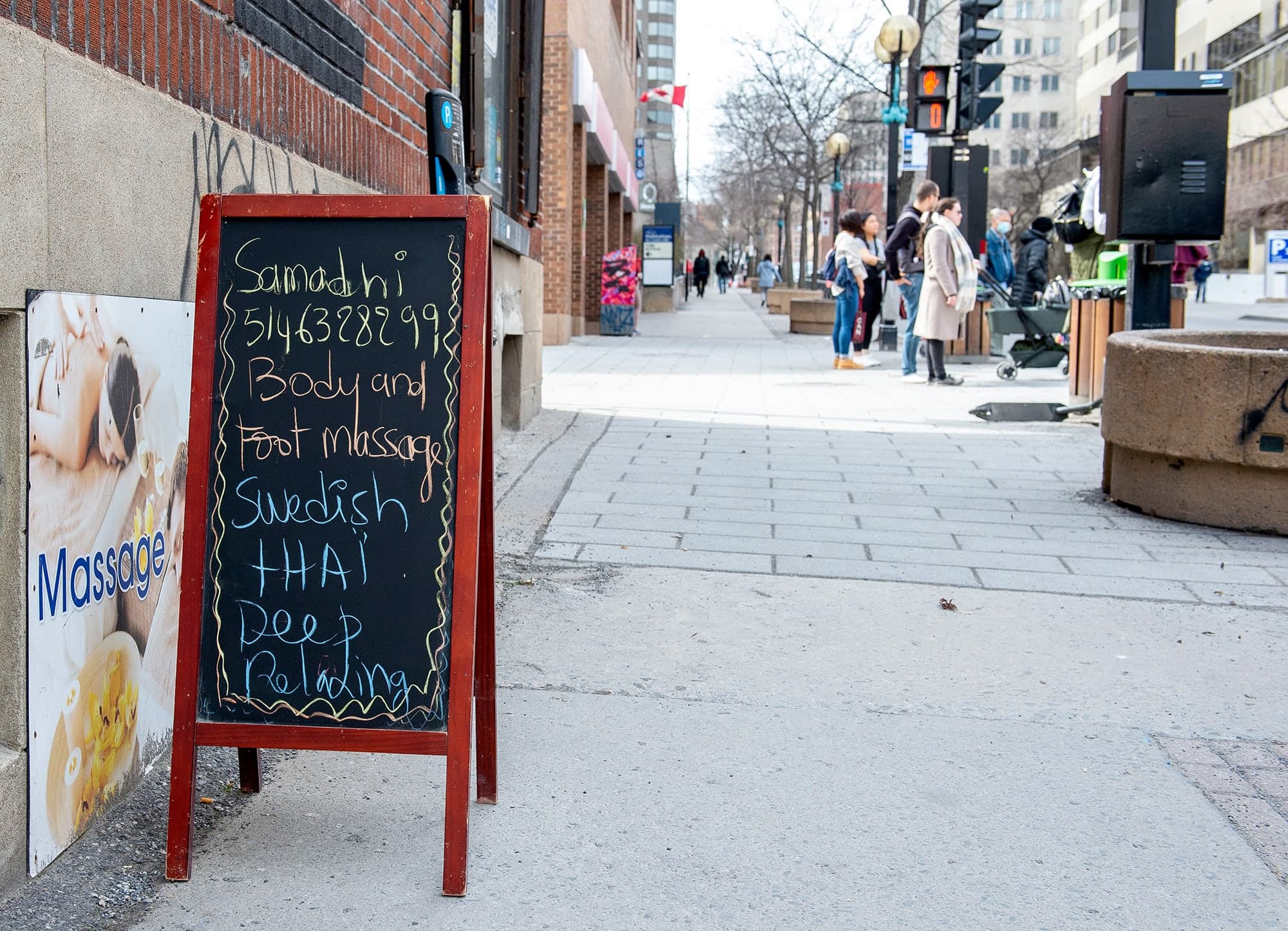 Les signalements liés à l’affichage sont en baisse de 5 %, selon l’Office québécois de la langue française. Ce commerçant de la rue Clark, dans le quartier chinois de Montréal, proposait ses services en anglais sur un panneau d’affichage, hier.