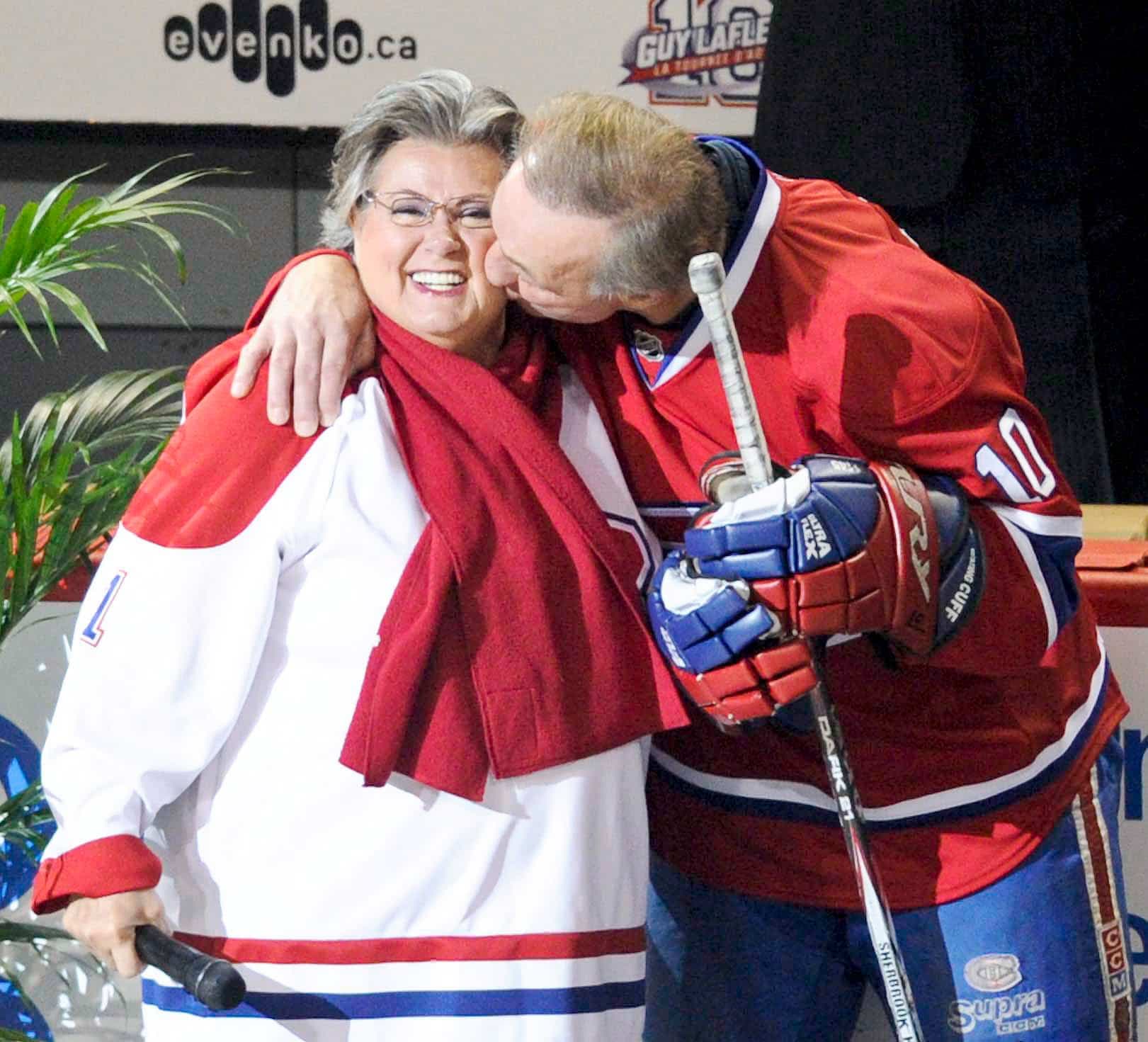 Guy Lafleur a côtoyé Ginette Reno durant une bonne partie de sa carrière, dont le 5 décembre 2010 (photo). La chanteuse avait d’ailleurs interprété L’essentiel lors du tout dernier match de Lafleur, le 31 mars 1991.