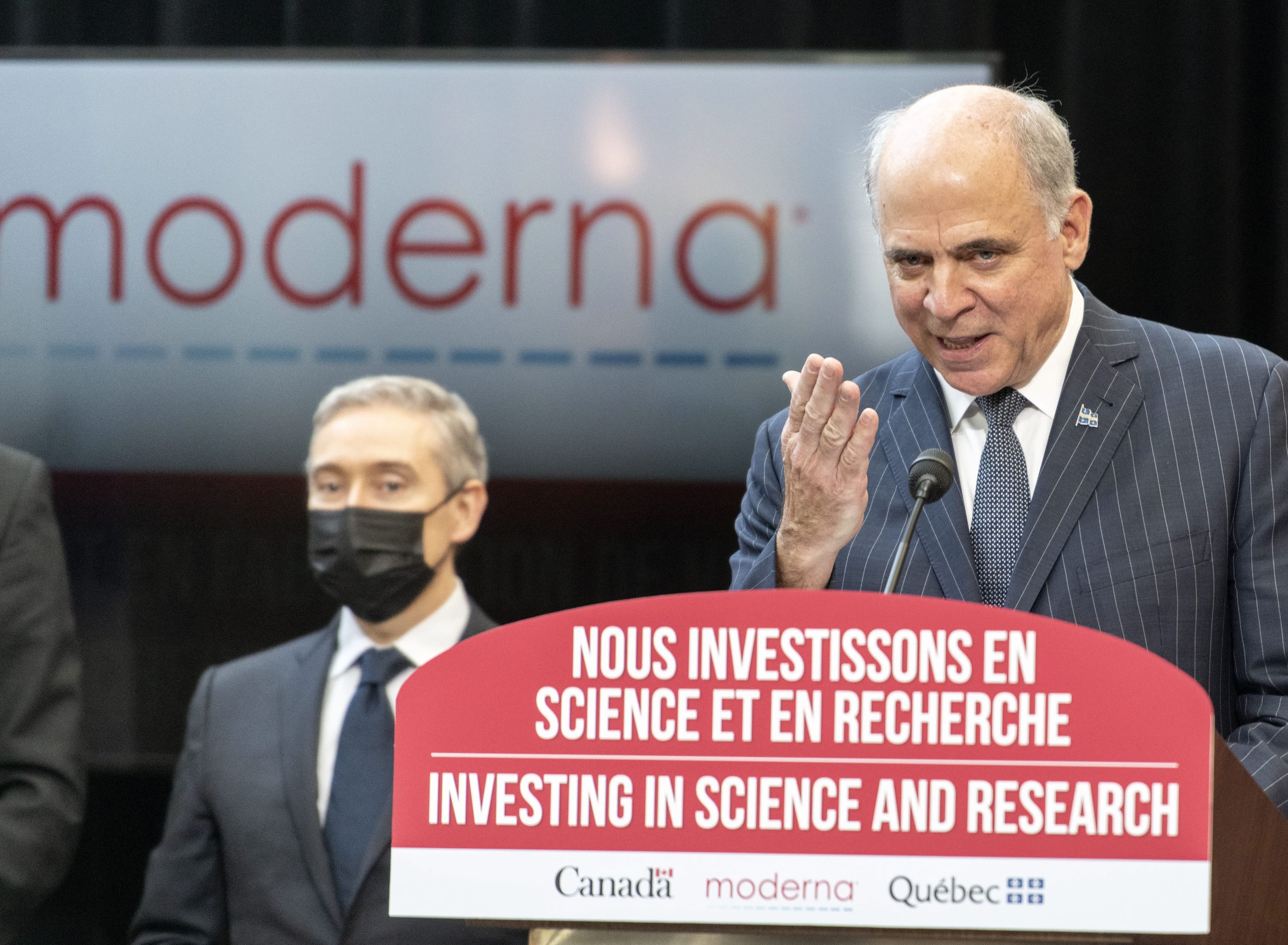 Le ministre Fitzgibbon avait des raisons de se réjouir le 29 avril 2022, lors de l’annonce de l’implantation d’une usine de Moderna à Montréal.