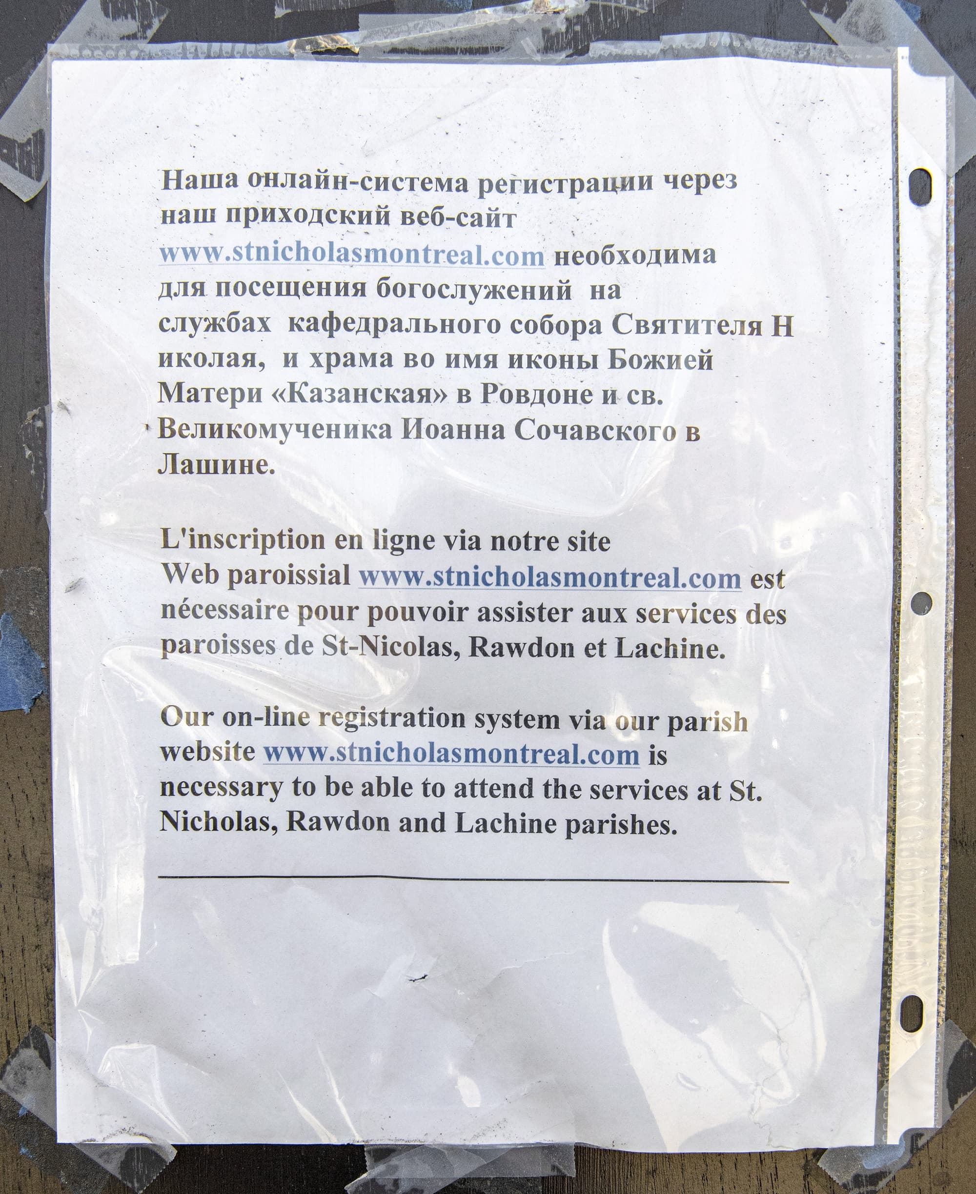 En raison des menaces, les responsables de l’église indiquent désormais sur la porte d’entrée qu’il faut s’inscrire en ligne pour pouvoir assister à la messe.