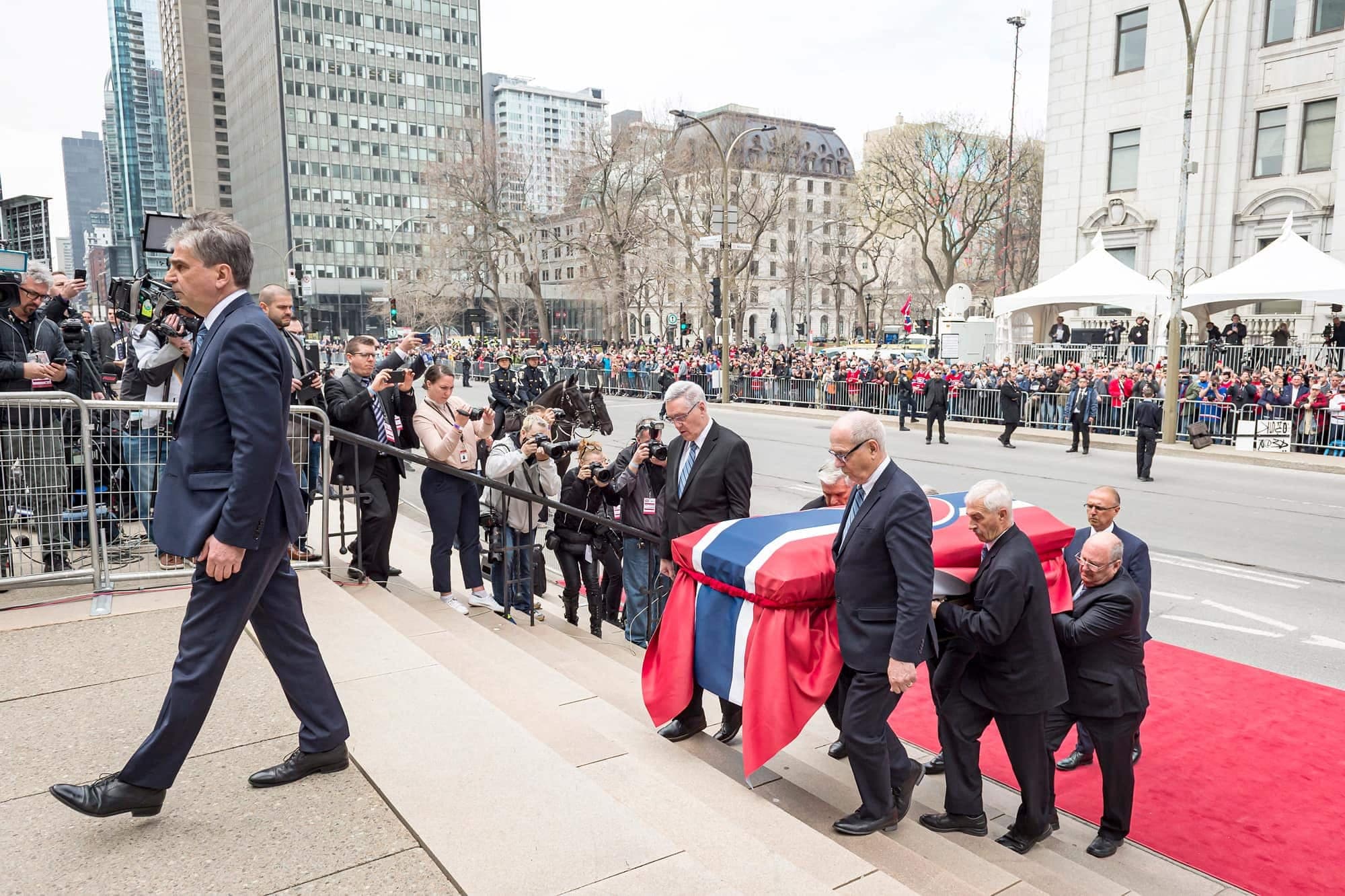 Les amateurs étaient nombreux pour voir le cercueil de Guy Lafleur entrer dans la cathédrale Marie-Reine-du-Monde, mardi, à Montréal.