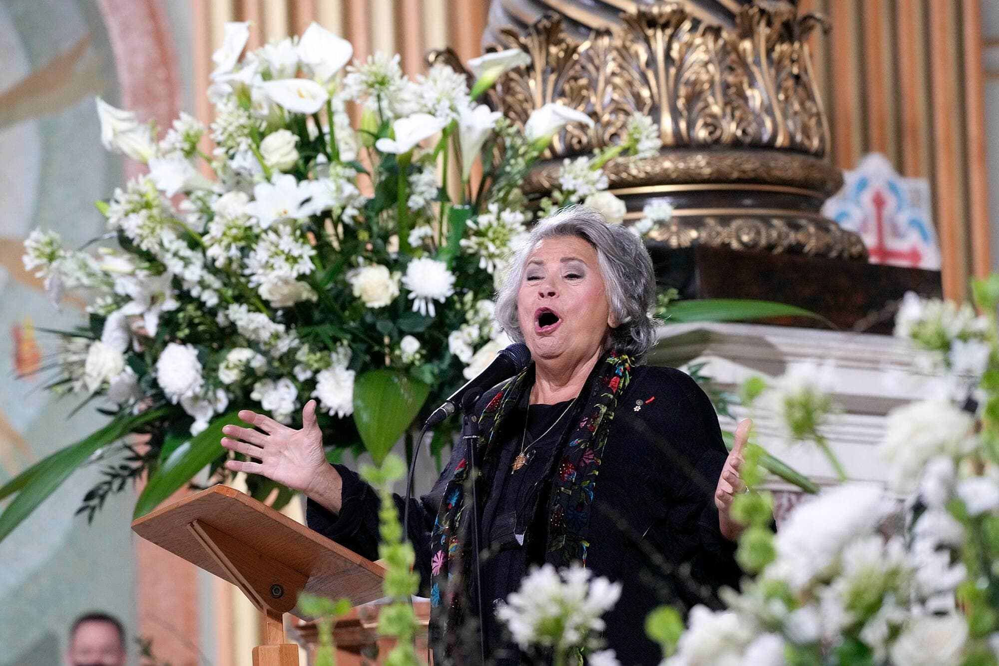 Ginette Reno lors de son interprétation de L’essentiel aux funérailles nationales de Guy Lafleur.
