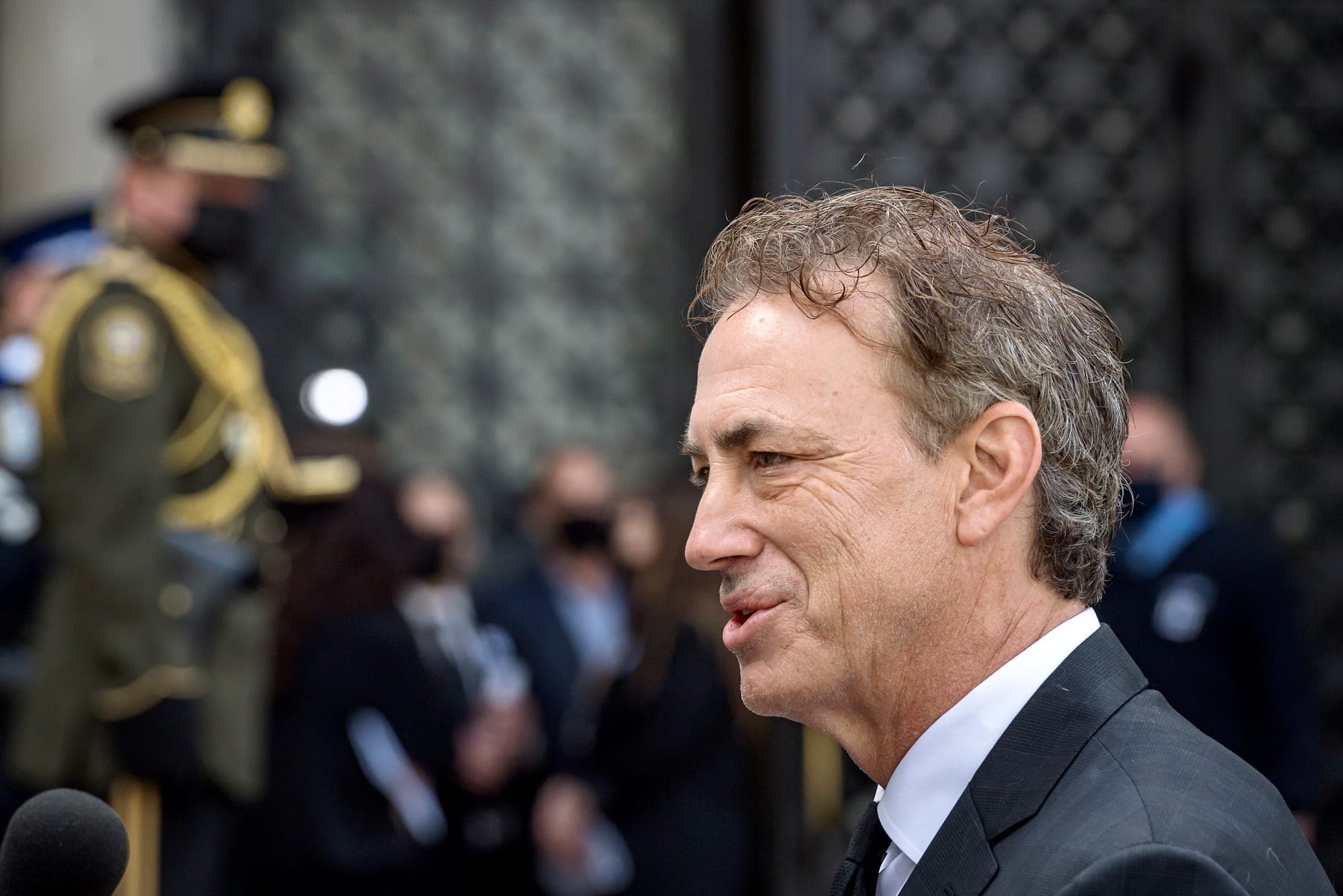 Joe Sakic, qui a assisté aux funérailles nationales de Guy Lafleur le 3 mai, a accompli un travail remarquable comme directeur général de l’Avalanche.