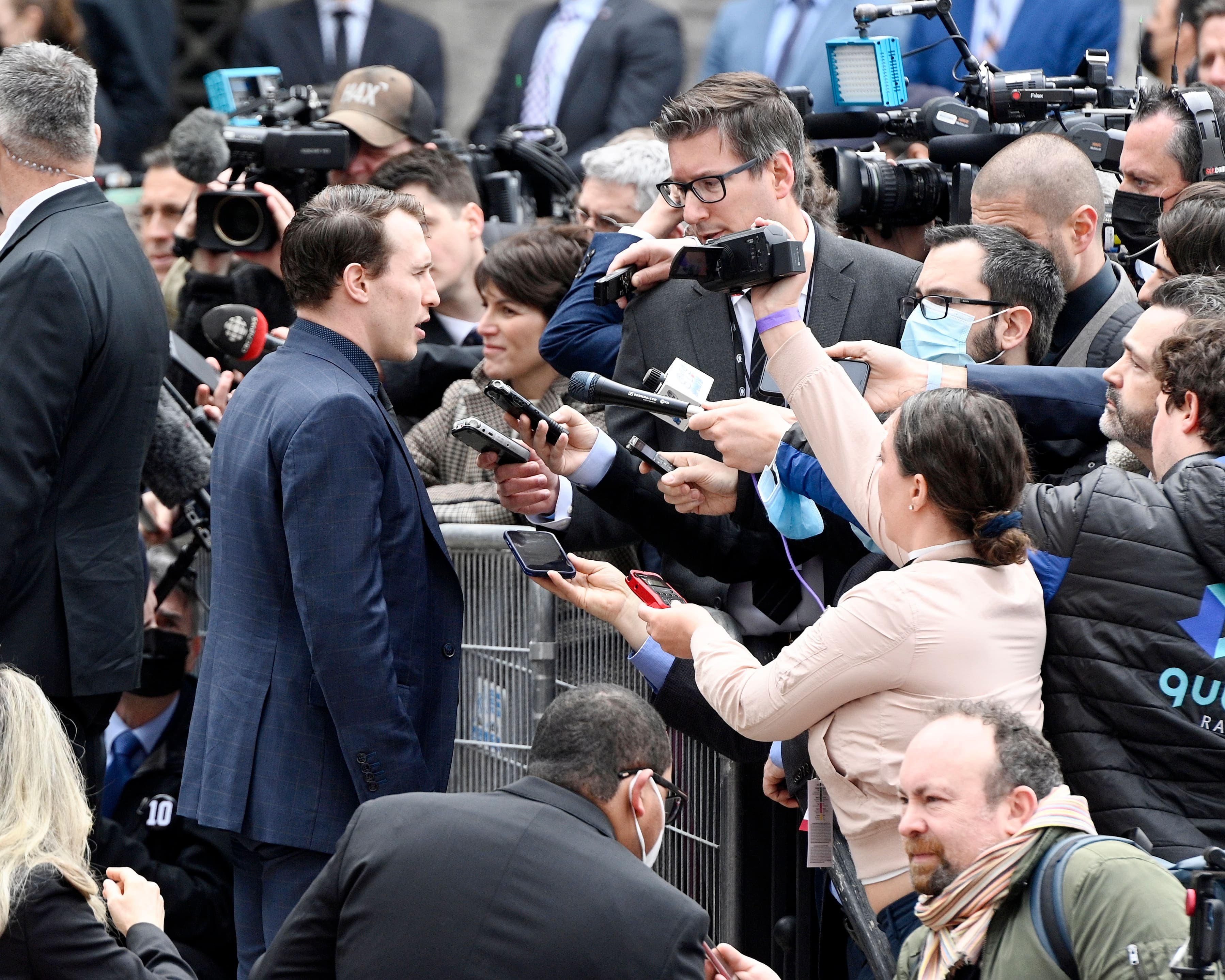 Brendan Gallagher a répondu aux questions des journalistes, mardi, devant la cathédrale Marie-Reine-du-Monde.