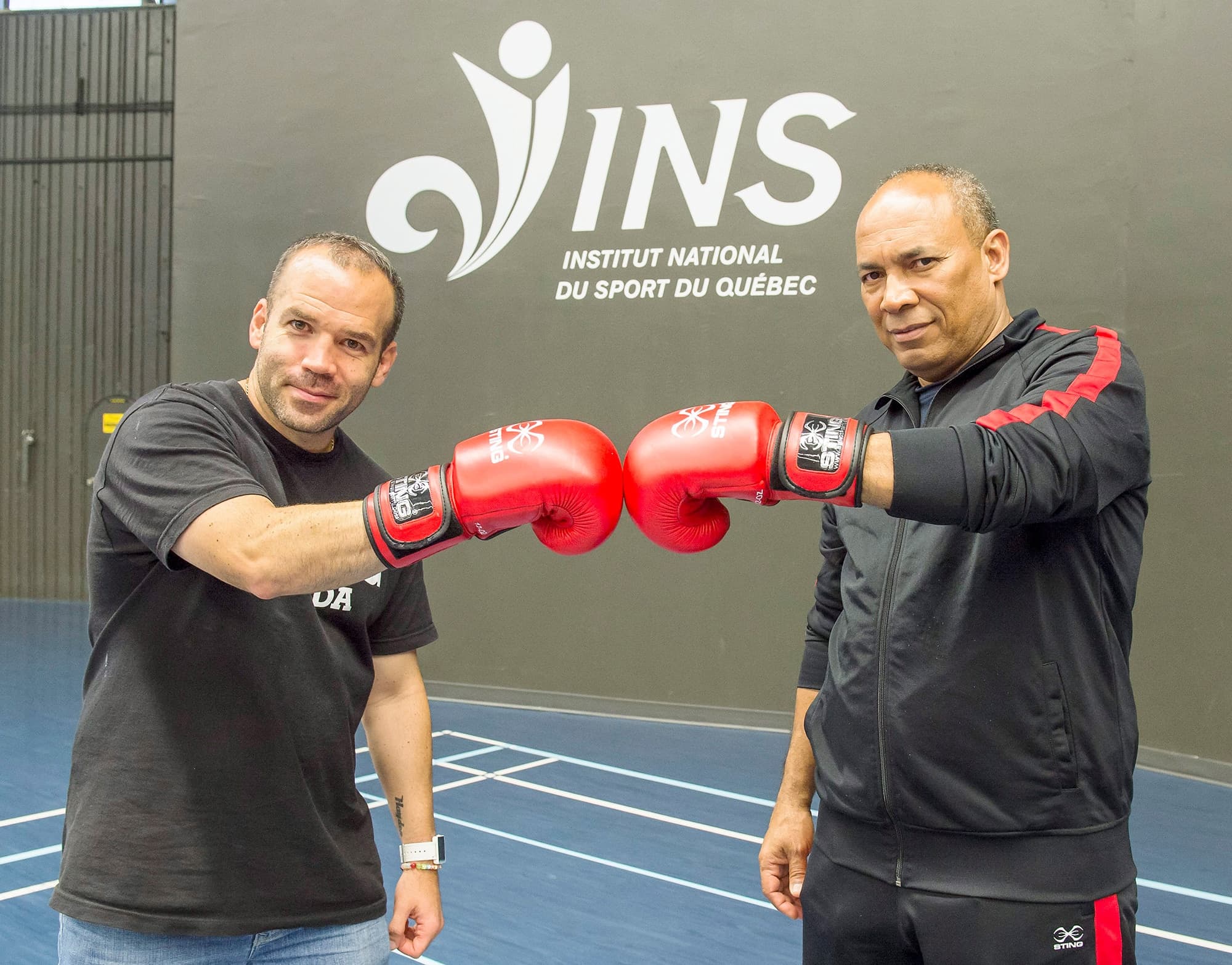 Daniel Trépanier (à gauche), directeur haute performance souhaitant la bienvenue à Joao Carlos Soares Gomes de Barros, entraîneur-chef de Boxe Canada en octobre 2017.