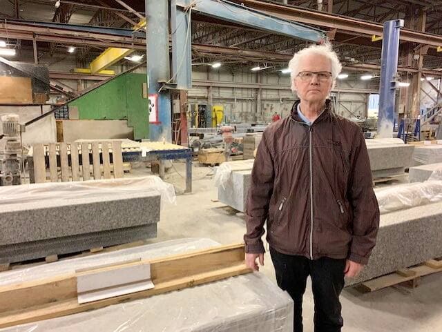 Alain Robitaille, ici dans ses installations de Saint-Augustin-de-Desmaures, est le grand patron de l’entreprise familiale Granicor. Sa société fabrique notamment des structures en granit d’aménagement urbain. Il est d’avis que l’État québécois aurait mieux fait d’investir dans l’industrie au complet plutôt que dans une seule entreprise.