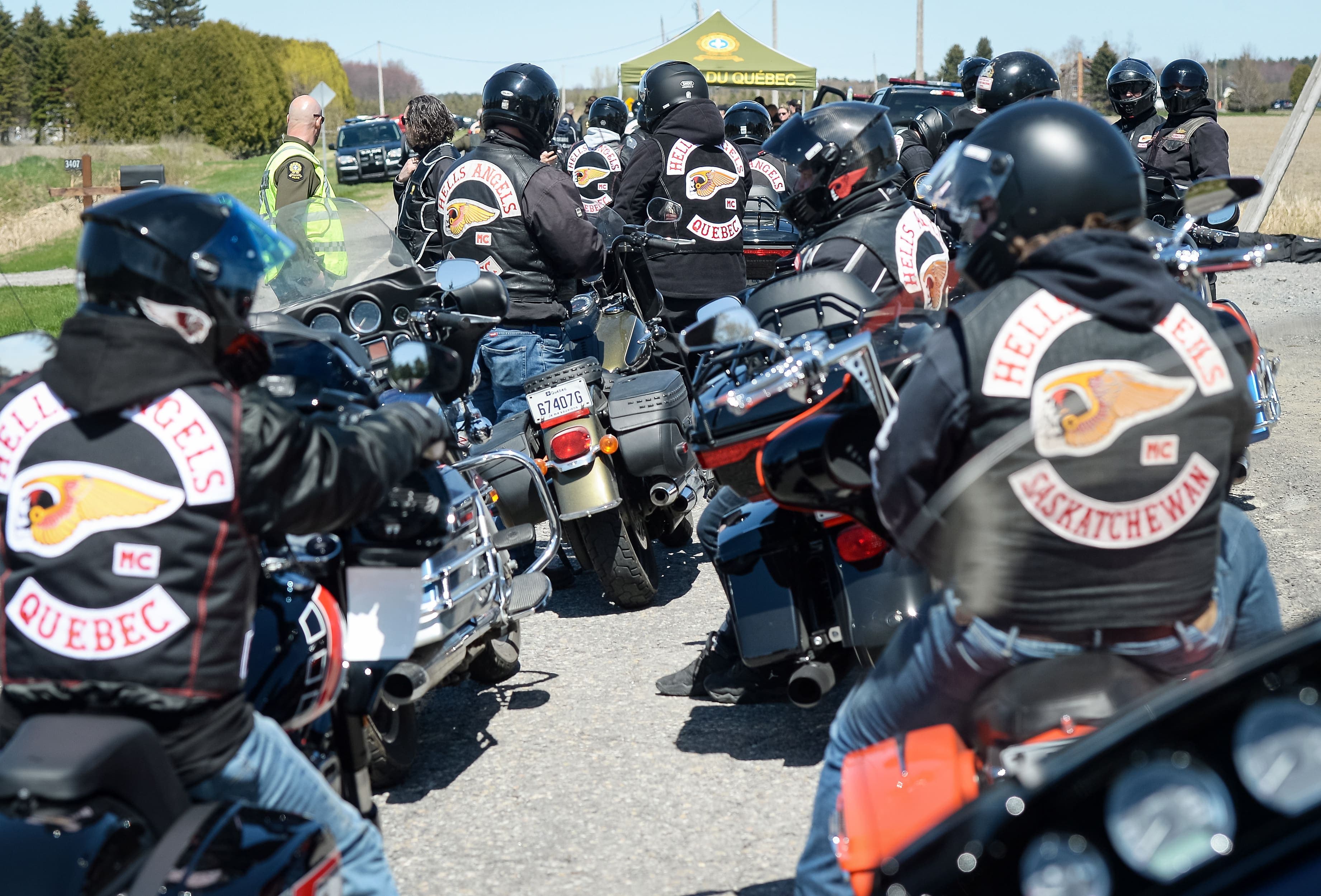 Plus de 400 motards, dont plusieurs Hells Angels, ont convergé vers le repaire du chapitre South, en Montérégie.