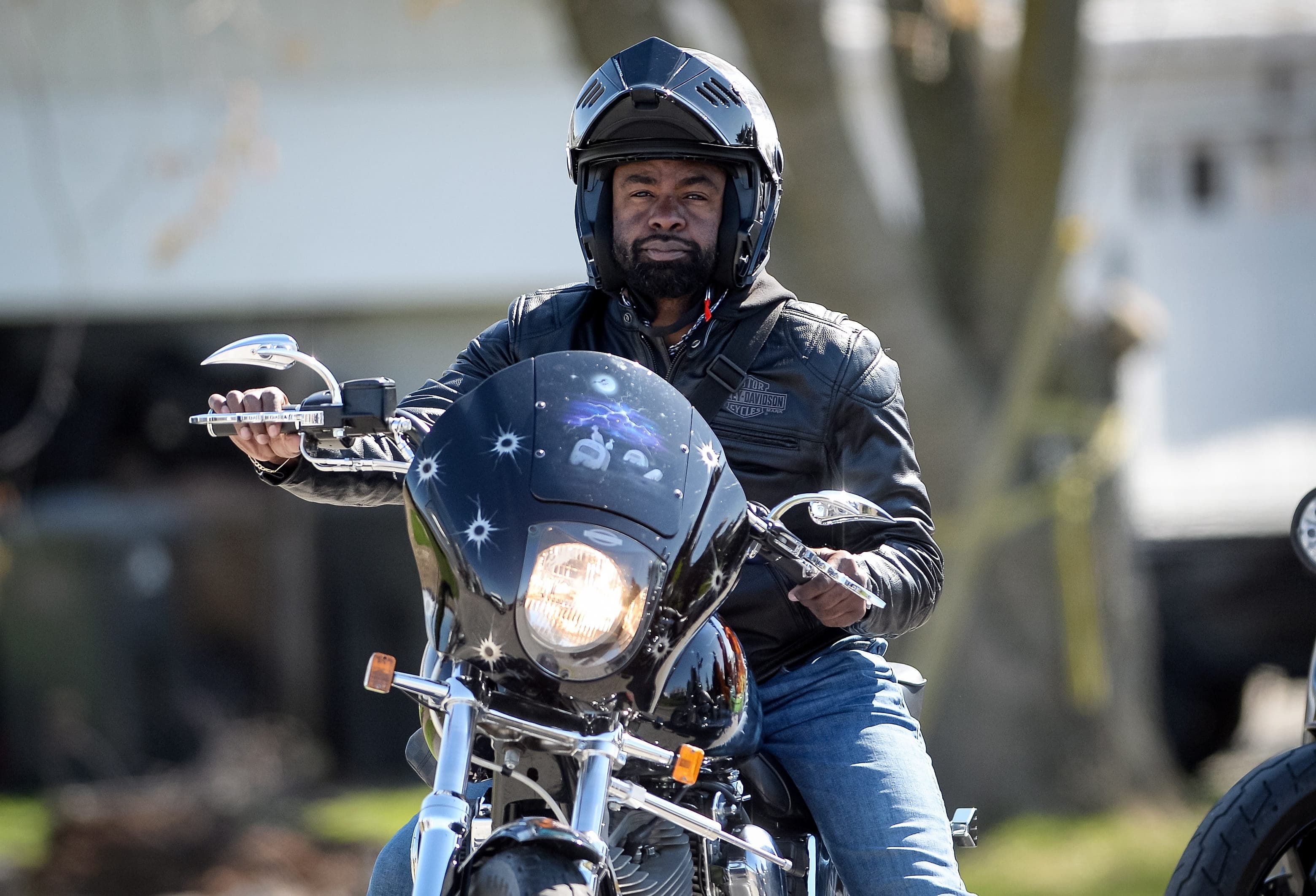 On aperçoit Gregory Woolley, arrivé à moto avec des Hells Angels.