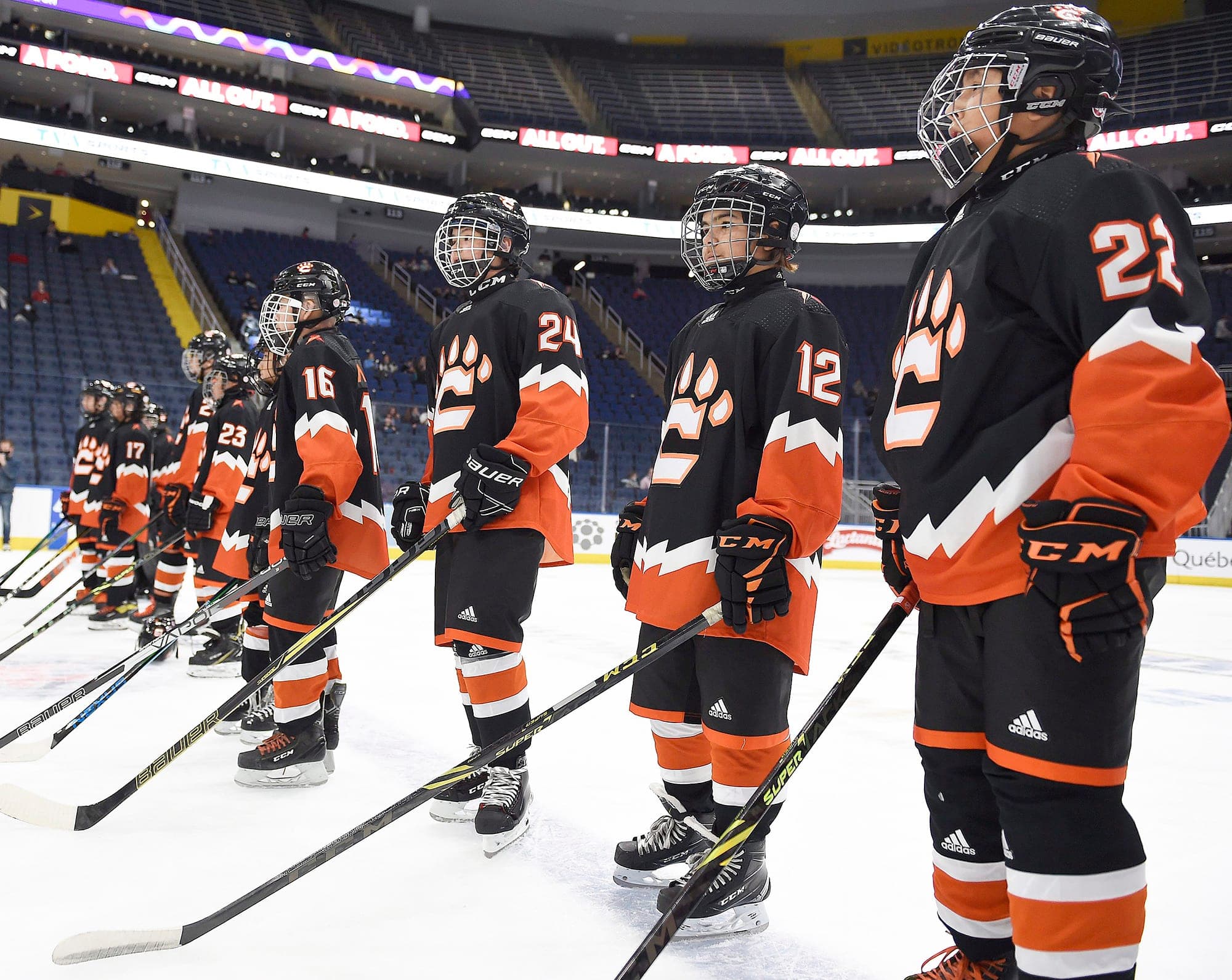 Les joueurs de la nation crie était alignés sur la ligne bleue, hier, au tournoi pee-wee. Ils disputaient hier une toute première partie ensemble. L’expérience a été concluante.