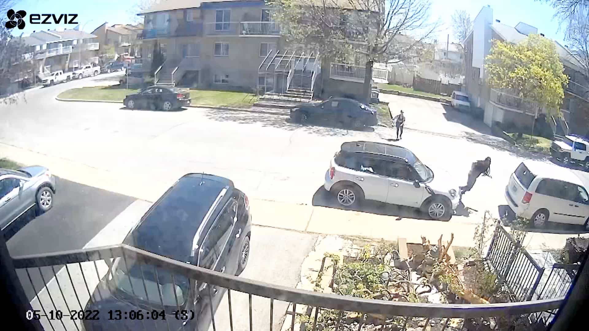 Un homme qui est atteint par un coup de feu sautille et semble chercher à se réfugier.