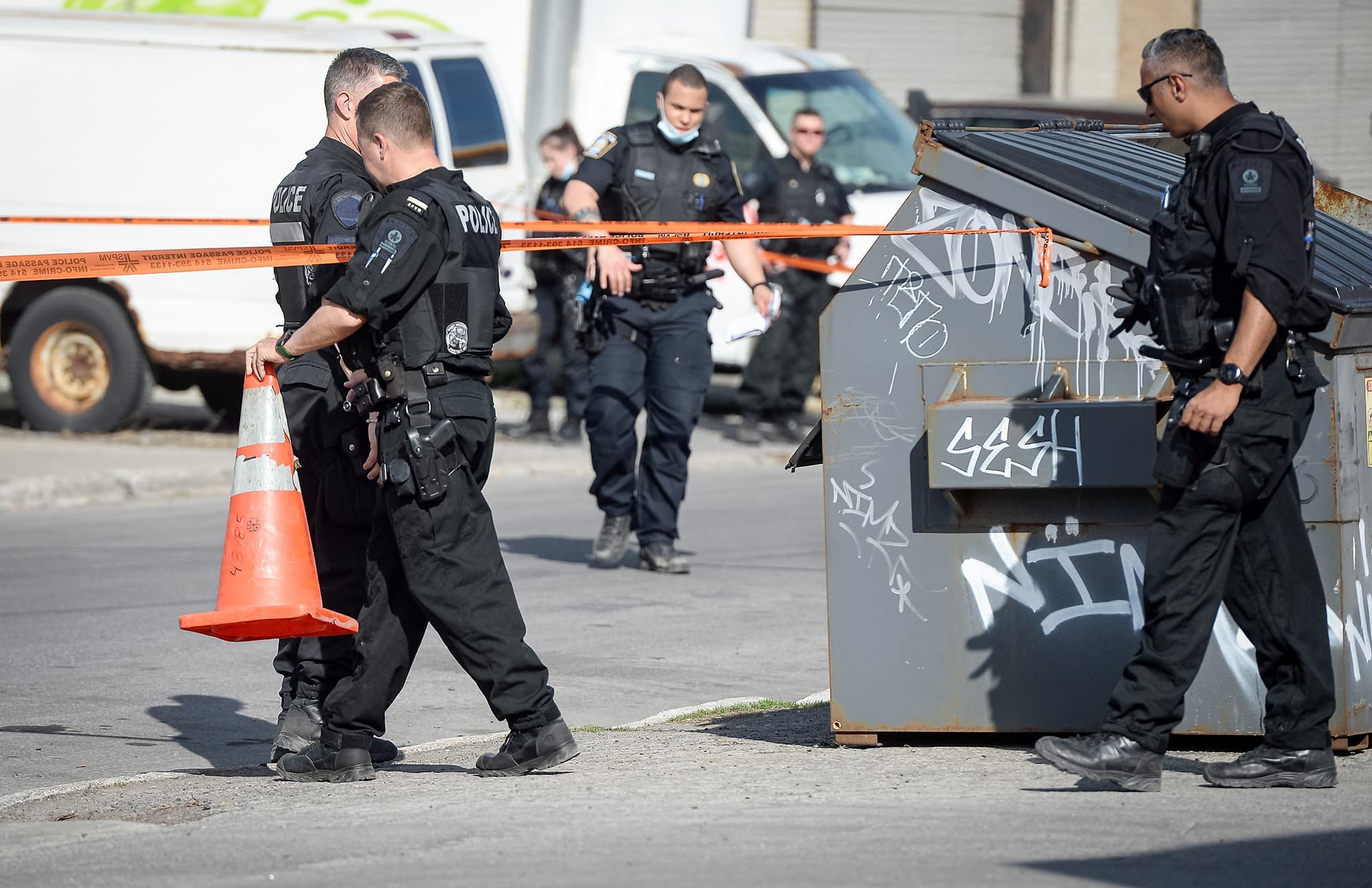 Des policiers ont passé la scène de crime au peigne fin après le meurtre de Sébastien Giroux (mortaise) mercredi dernier.