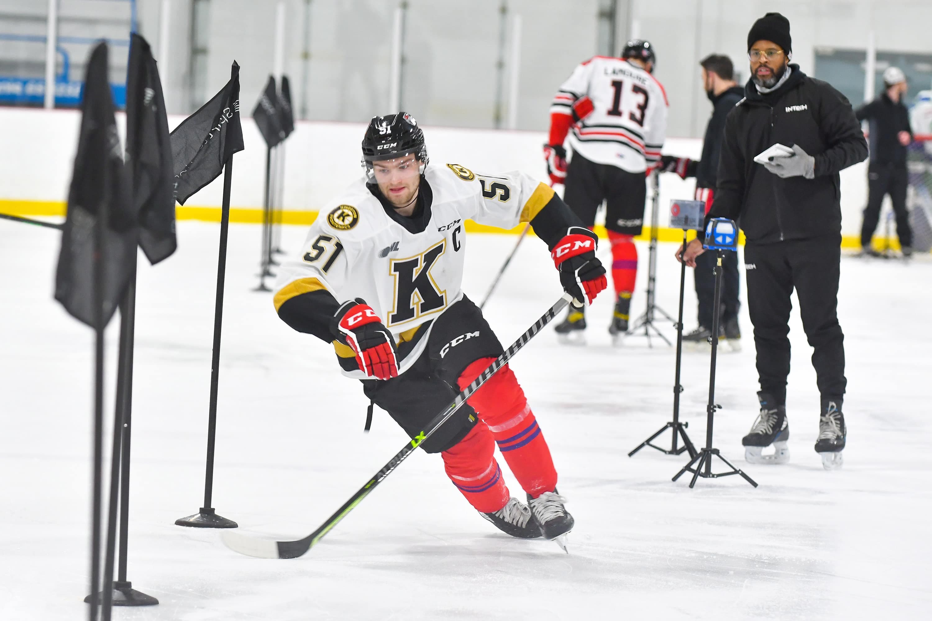Shane Wright montrant son savoir-faire lors d’une session pour les meilleurs espoirs en mars dernier à Kitchener.