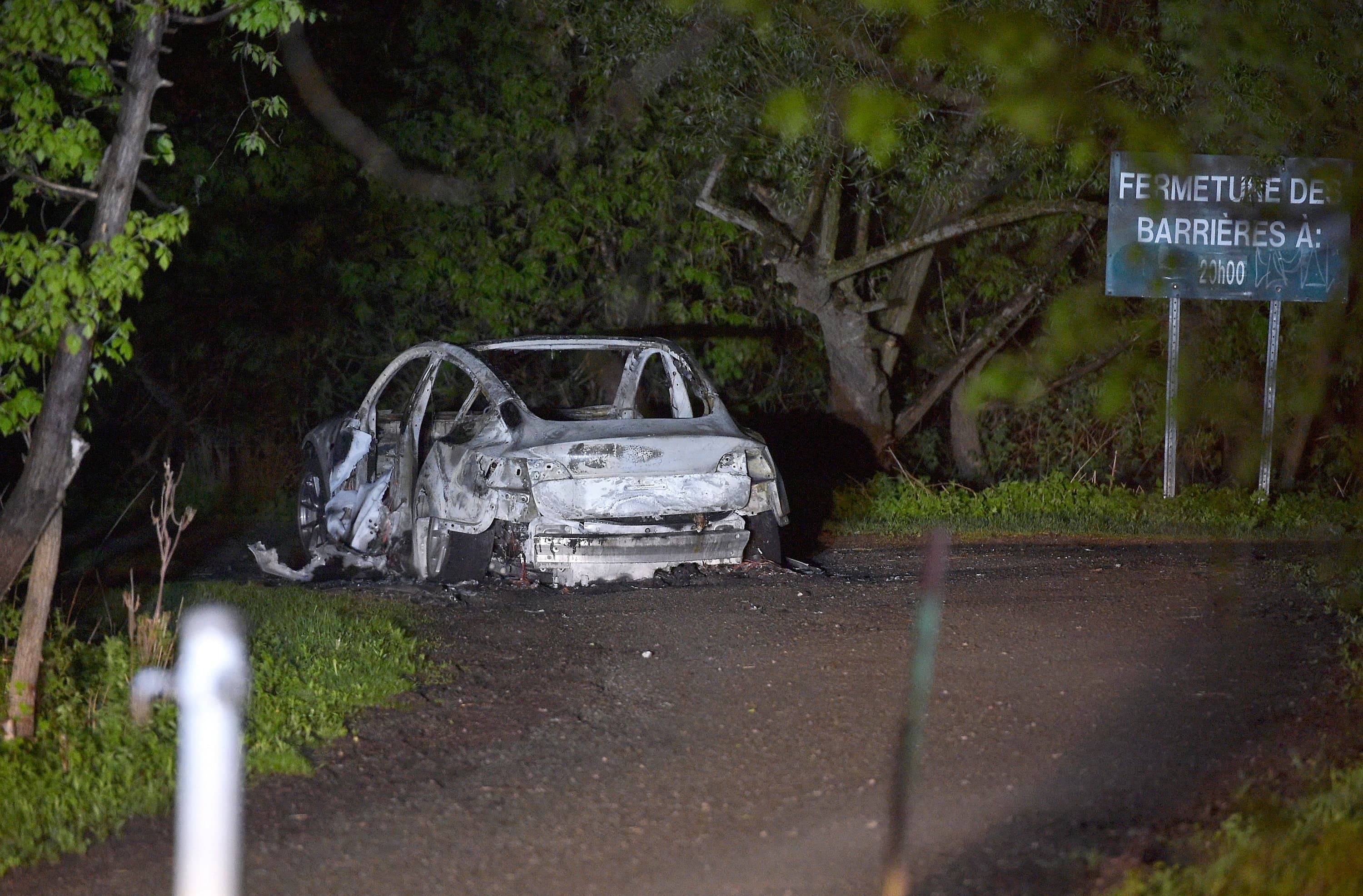 Cette Tesla a été incendiée près du parc-nature de la Pointe-aux-Prairies, hier, à Montréal. Les restes d’un homme ont été découverts dans le coffre.