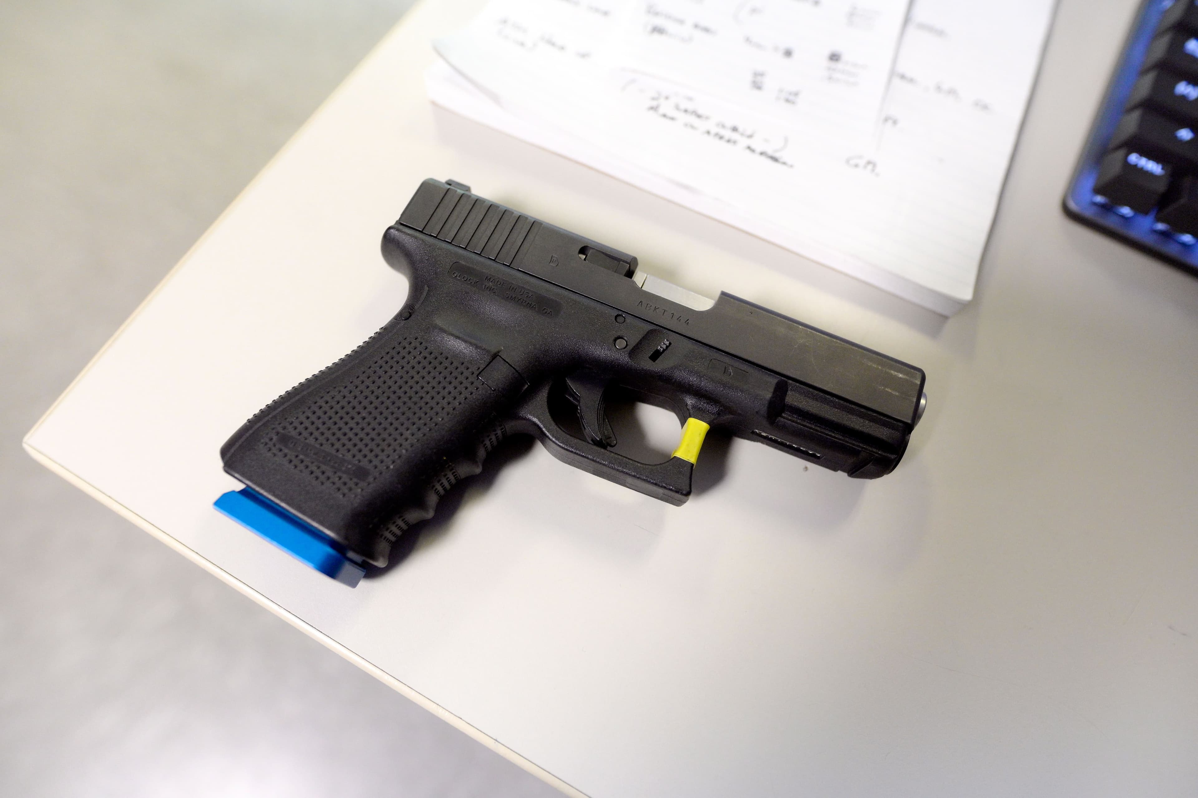 Pour effectuer les simulations, le SPVM nous a équipés d’un Glock 19, soit l’arme de service des policiers, qui était non fonctionnel et adapté de lasers reconnus par l’écran.