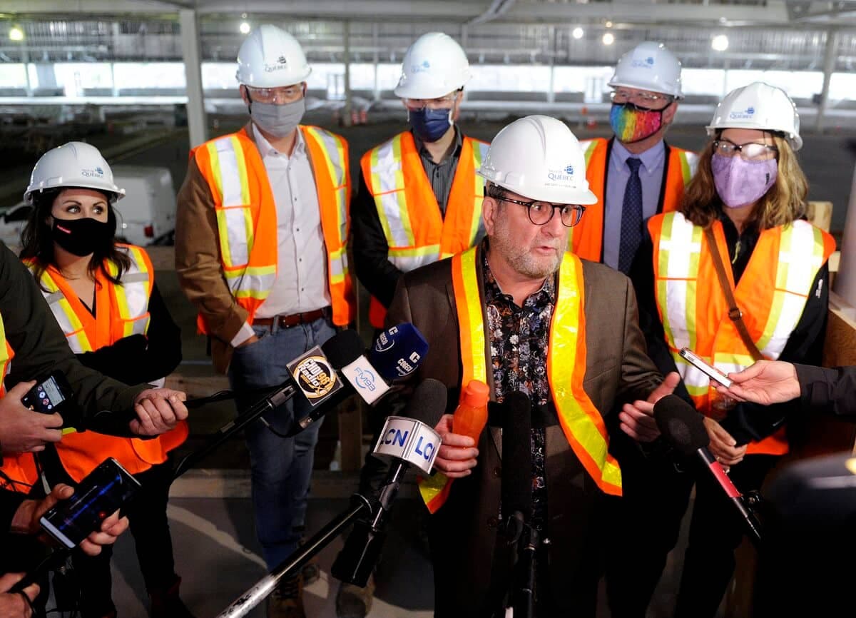Le maire Régis Labeaume lors de la visite du chantier.