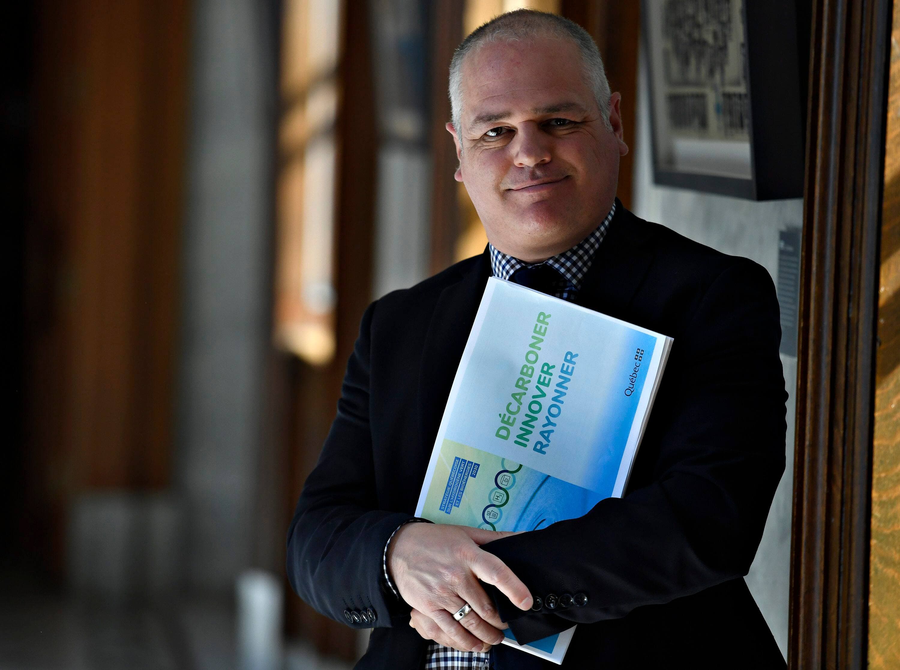 Entrevue avec le ministre des Ressources naturelles, Jonatan Julien, sur sa nouvelle politique nationale sur l'hydrogène vert.