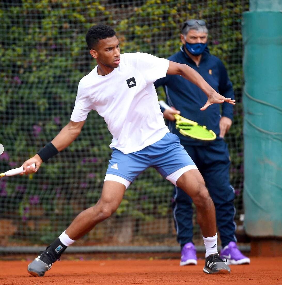 Toni Nadal surveille Félix Auger-Aliassime lors d’un entraînement à Monte-Carlo en 2021, au début de leur association.
