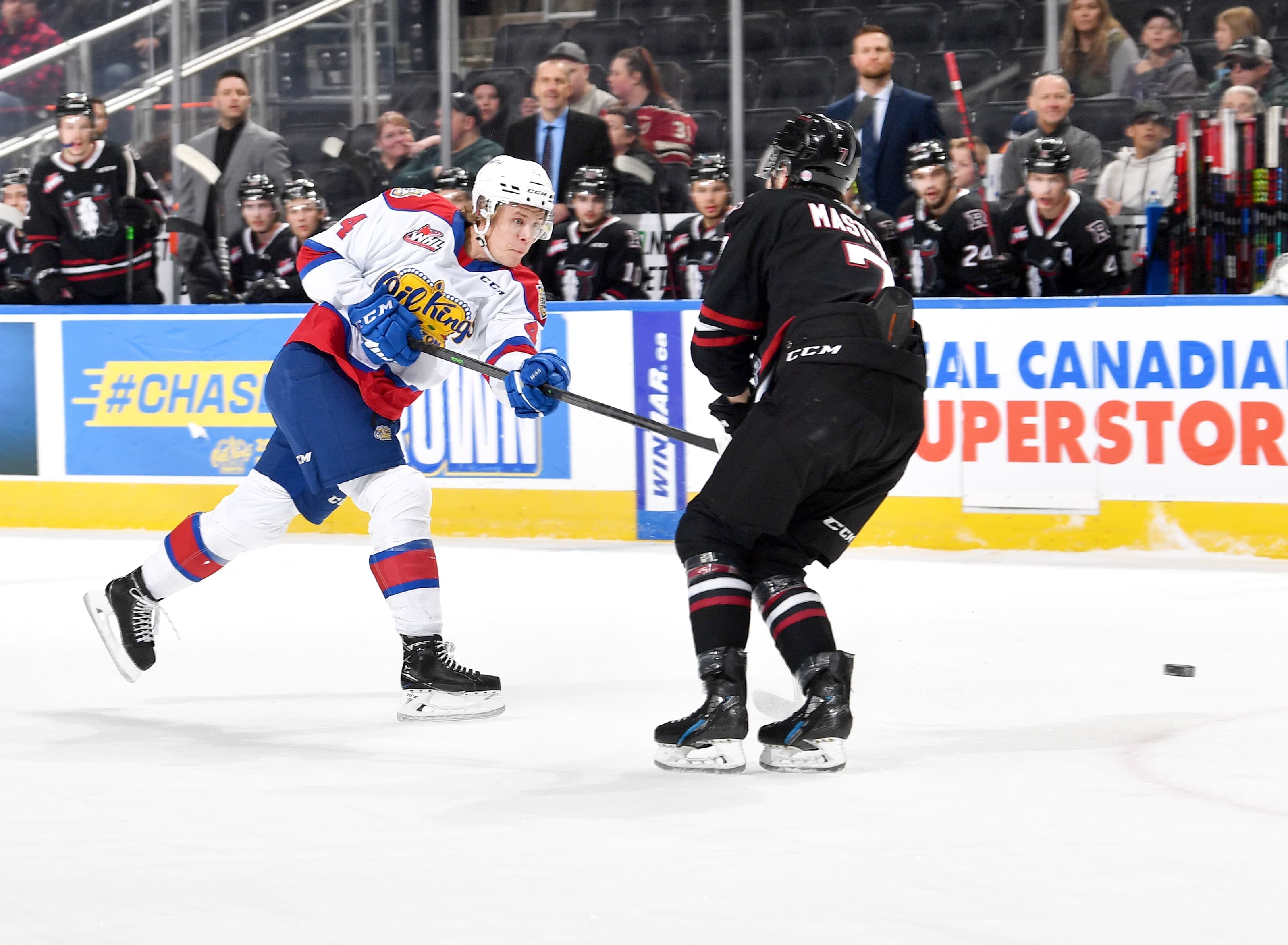 Le défenseur des Oil Kings d’Edmonton, Kaiden Guhle, ici en action durant la saison 2021-2022, participe avec son équipe à la Coupe Memorial.