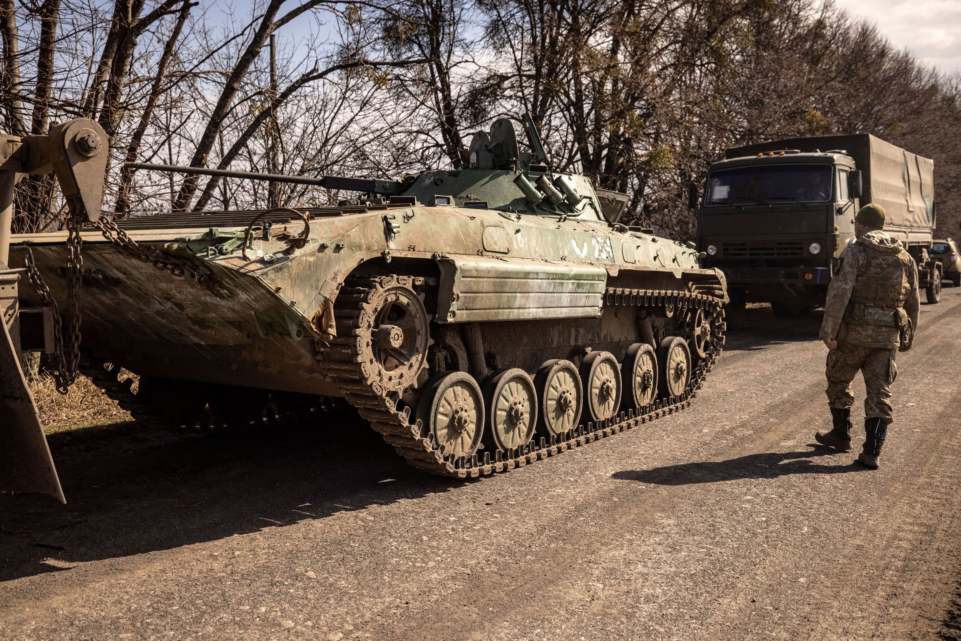 Un tank russe intact abandonné le 29 mars à Trostianets, près de la frontière avec la Russie.