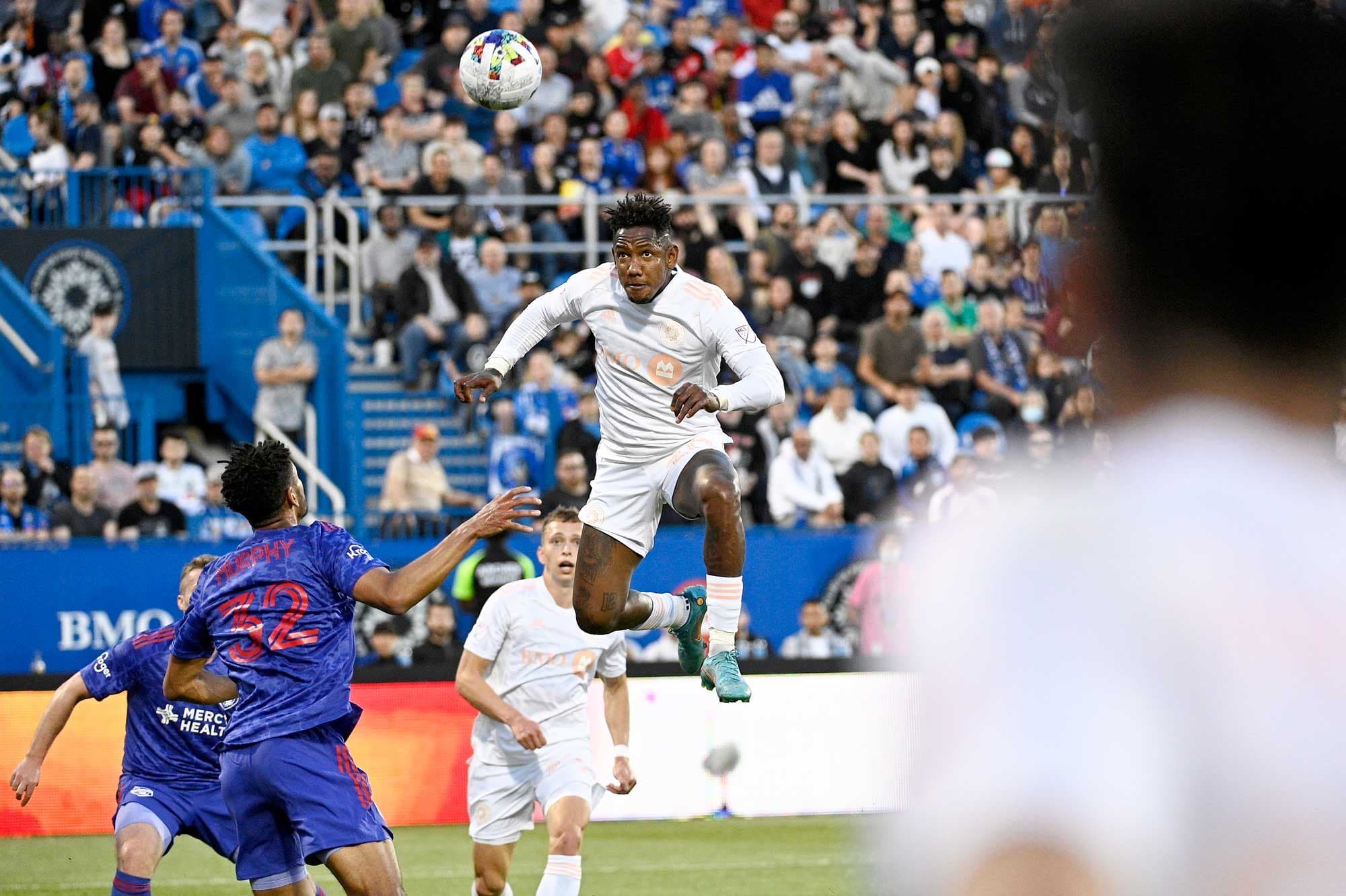 Romell Quioto tentant de marquer de la tête lors d’un match entre le CF Montréal et le FC Cincinnati au Stade Saputo en mai dernier.