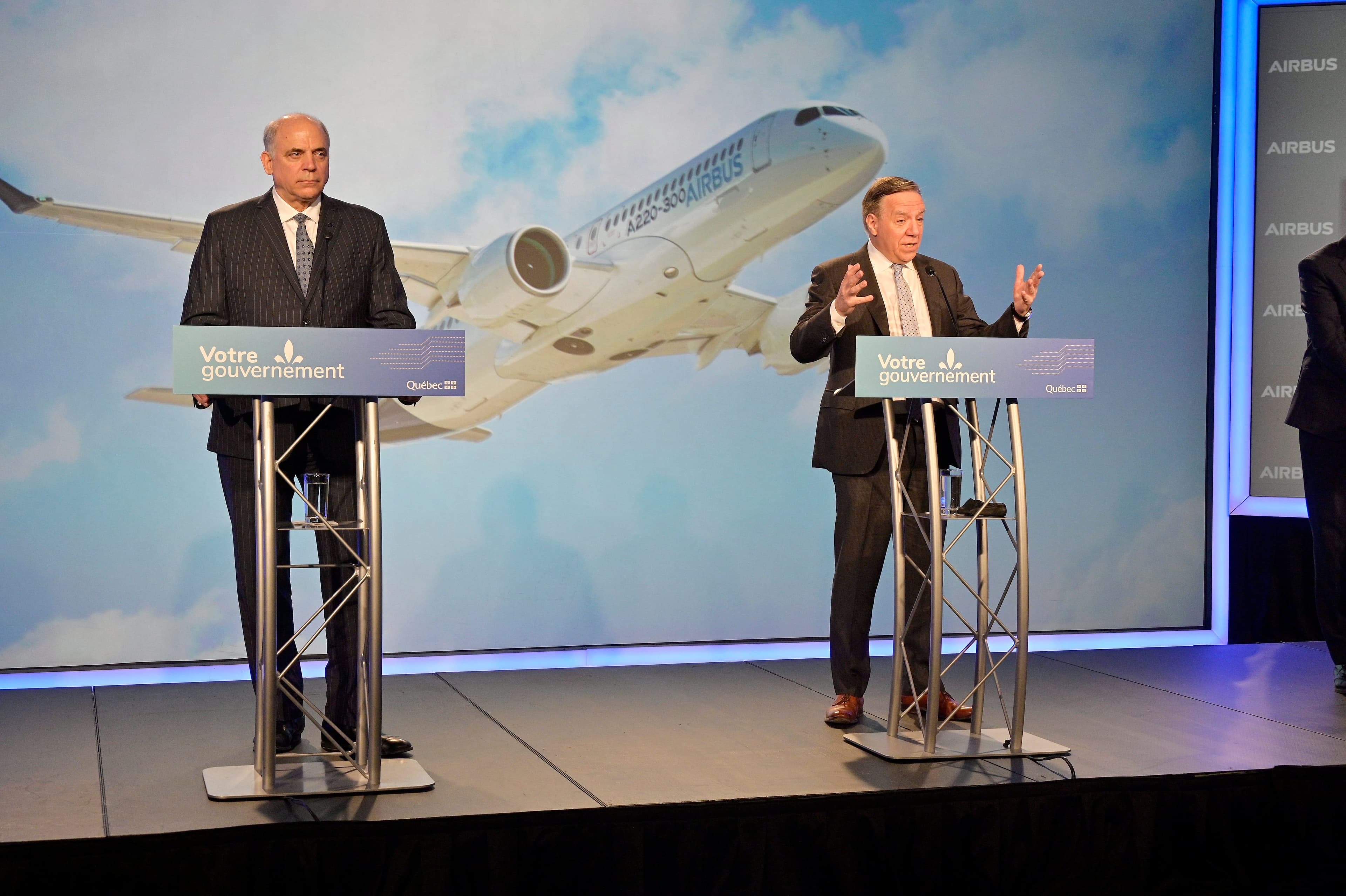 Le ministre de l'Économie, Pierre Fitzgibbon, et le premier ministre, François Legault, lors de l'annonce d'une aide financière de plus de 300 millions $ à Airbus, en 2022.