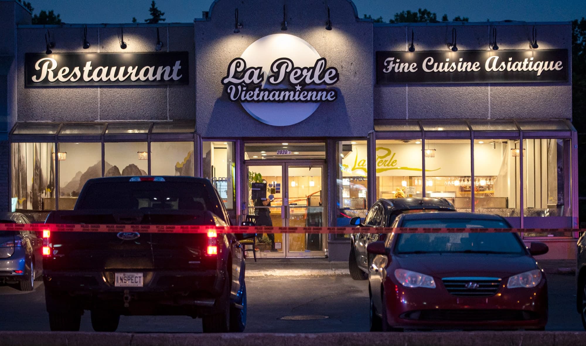 Plusieurs policiers étaient présents autour du périmètre de sécurité dans les heures qui ont suivi l’assassinat de Bernard Cherfan dans un restaurant de Laval, hier soir.