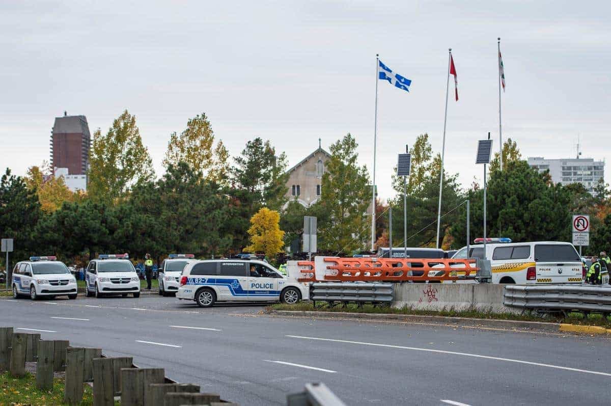 Forte présence policière à l’entrée du Pont Jacques-Cartier juste à la manifestation des infirmières et infirmiers de la FIQ qui ont bloqué le Pont, à Montréal, lundi le 19 octobre 2020.
JOEL LEMAY/AGENCE QMI