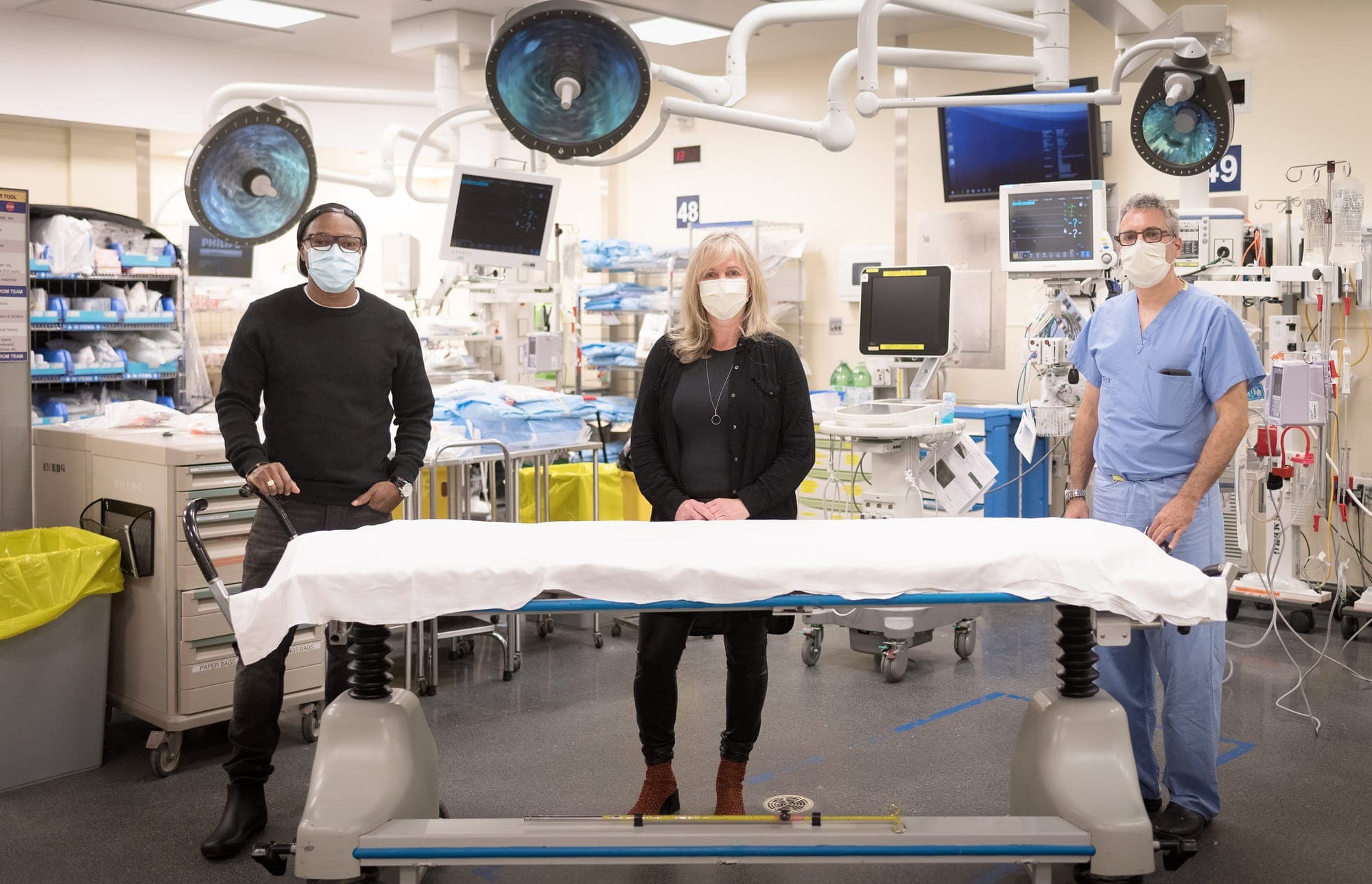 Le travailleur social Michael Lewis, la travailleuse sociale en traumatologie Illana Perlman et le directeur médical de la traumatologie et chirurgien en chef à Sunnybrook, le Dr Avery Nathens, font partie du programme BRAVE à Sunnybrook.