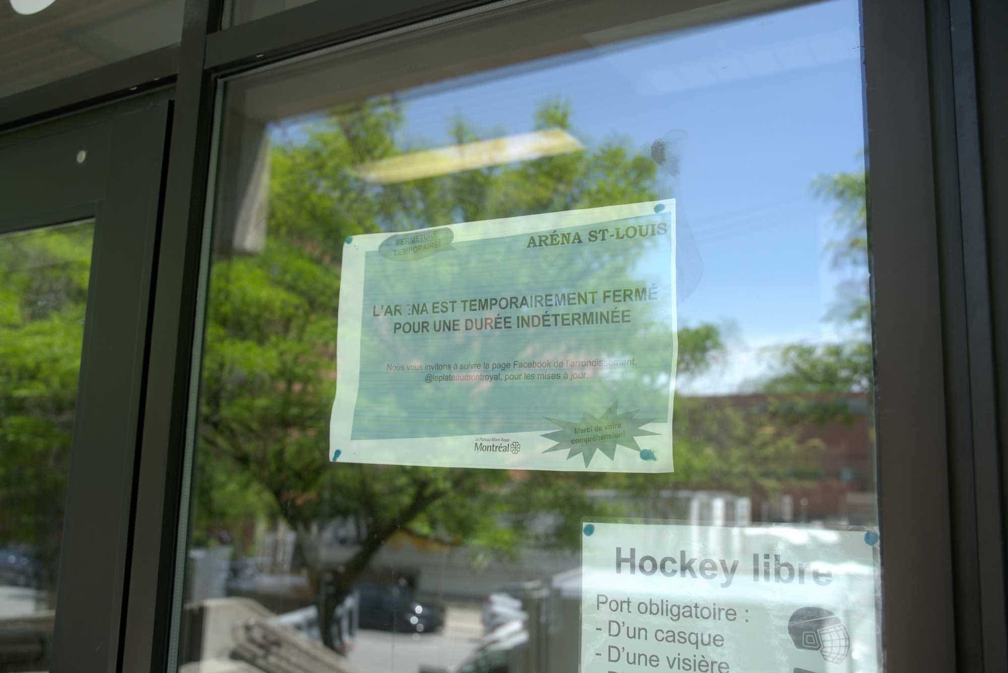 L’avis de fermeture collé dans la porte.