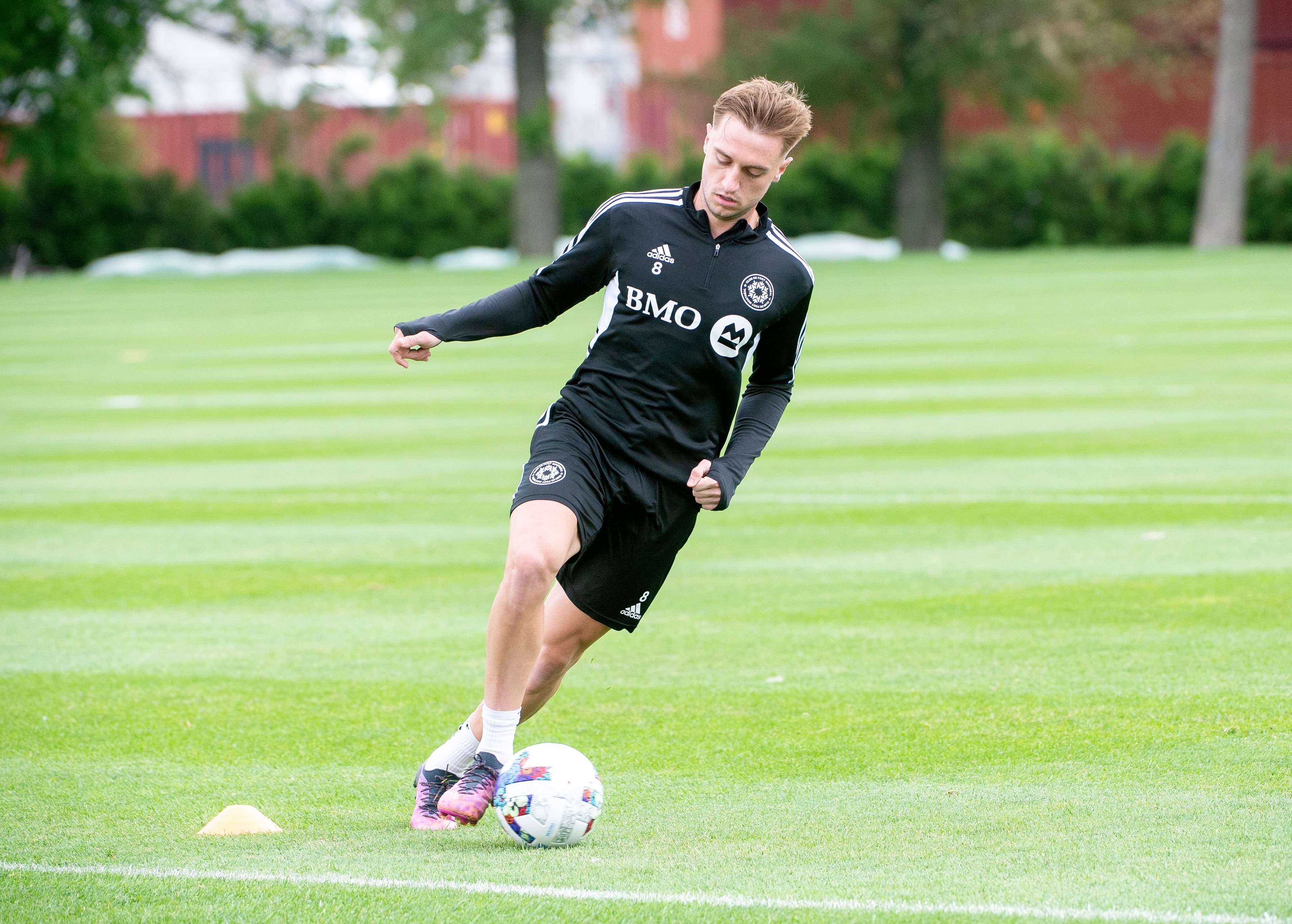 Djordje Mihailovic contrôle le ballon lors d’une séance d’entraînement du CF Montréal au Centre Nutrilait, en juin dernier.