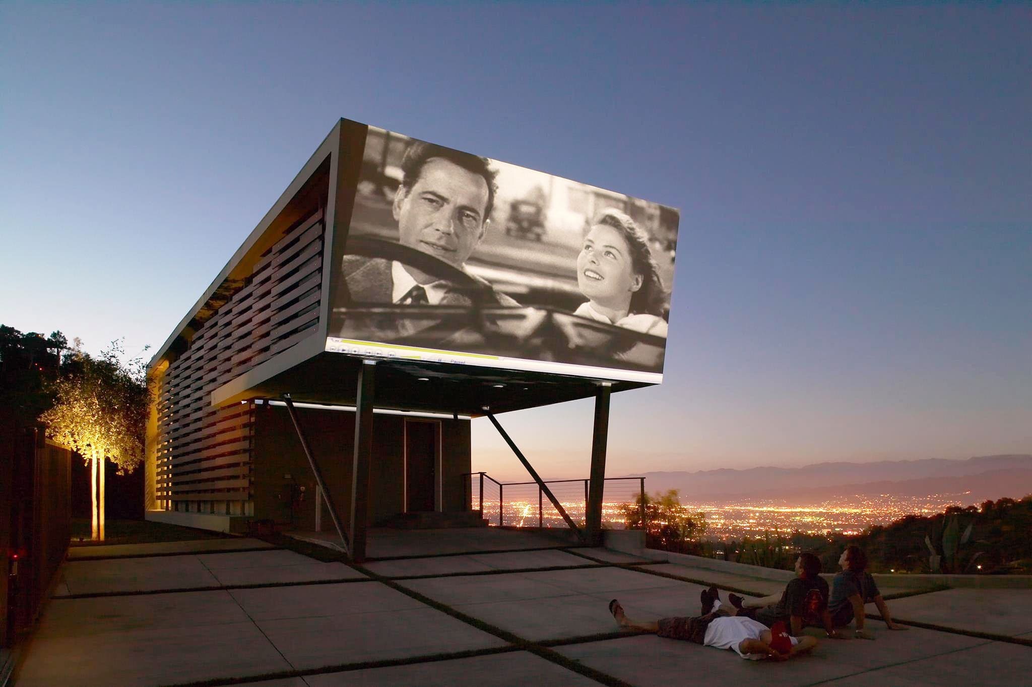 La propriété, située dans La Mecque du cinéma, à Hollywood Hills, offre notamment un cinéma extérieur permettant des projections sur un mur de la maison.