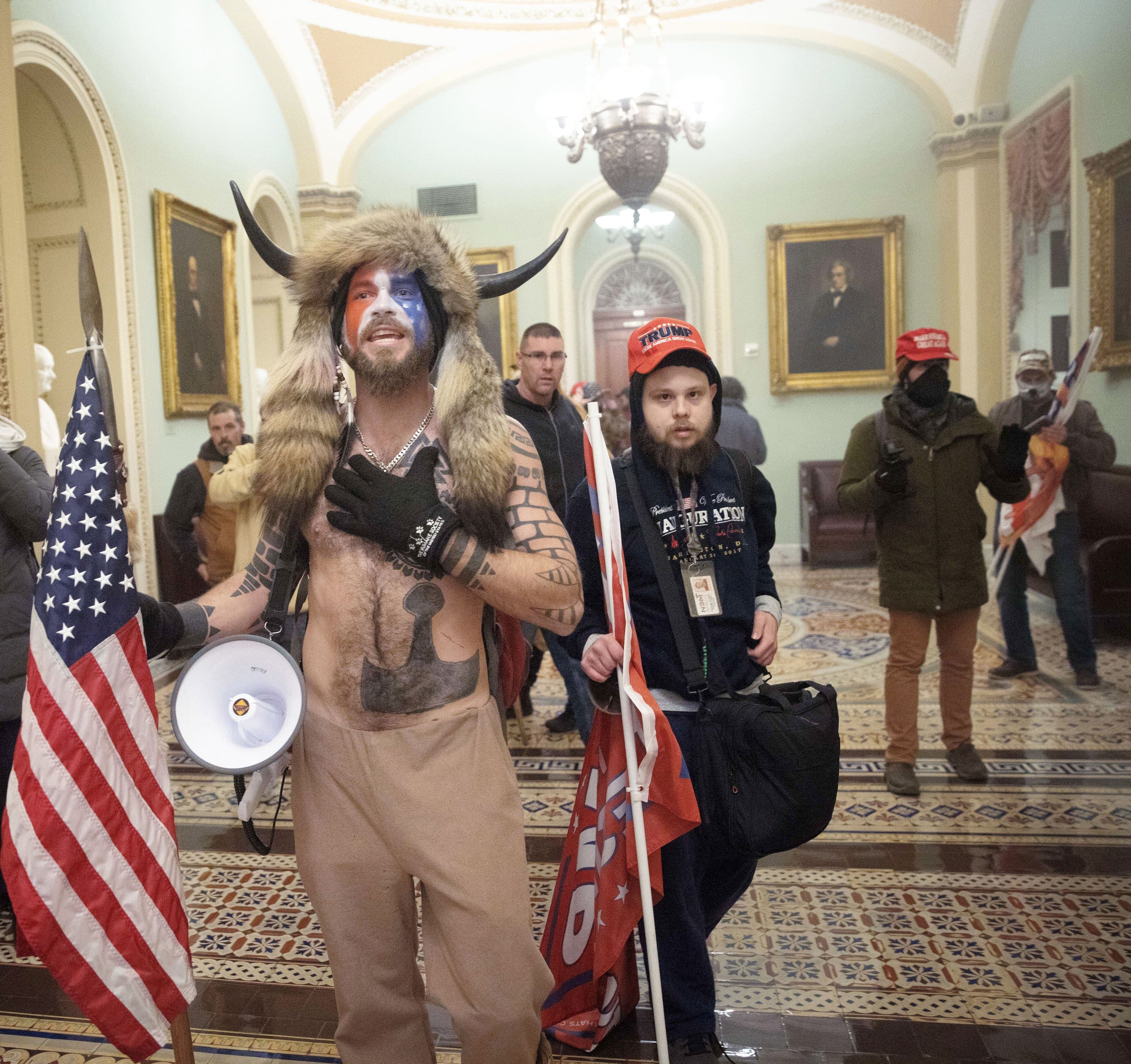 Des partisans de Trump au cœur de l’assaut entre les murs du Capitole à Washington D.C.