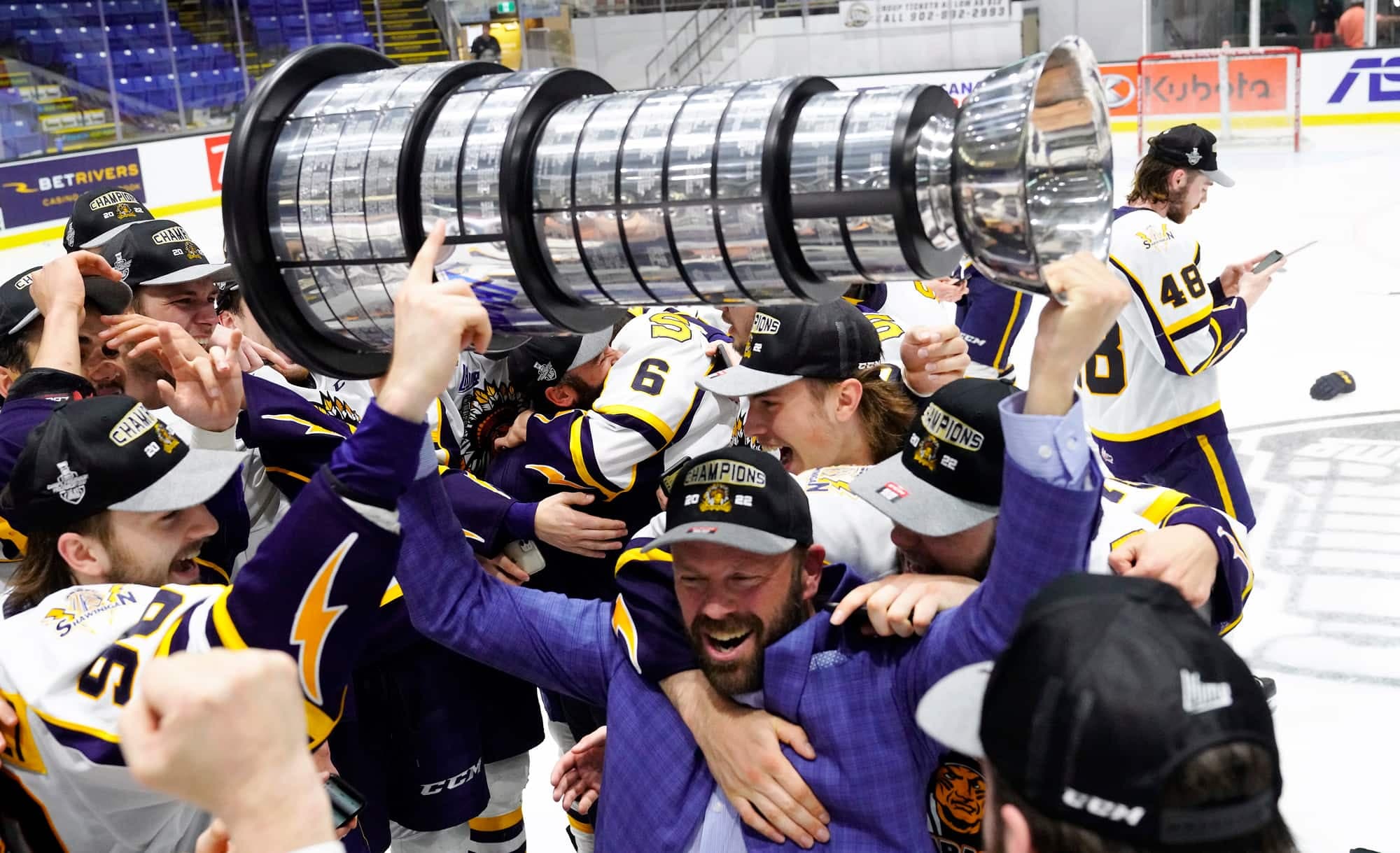 Entouré de ses joueurs, le directeur-général Martin Mondou exultait au moment de soulever la première coupe du Président de l’histoire des Cataractes de Shawinigan.