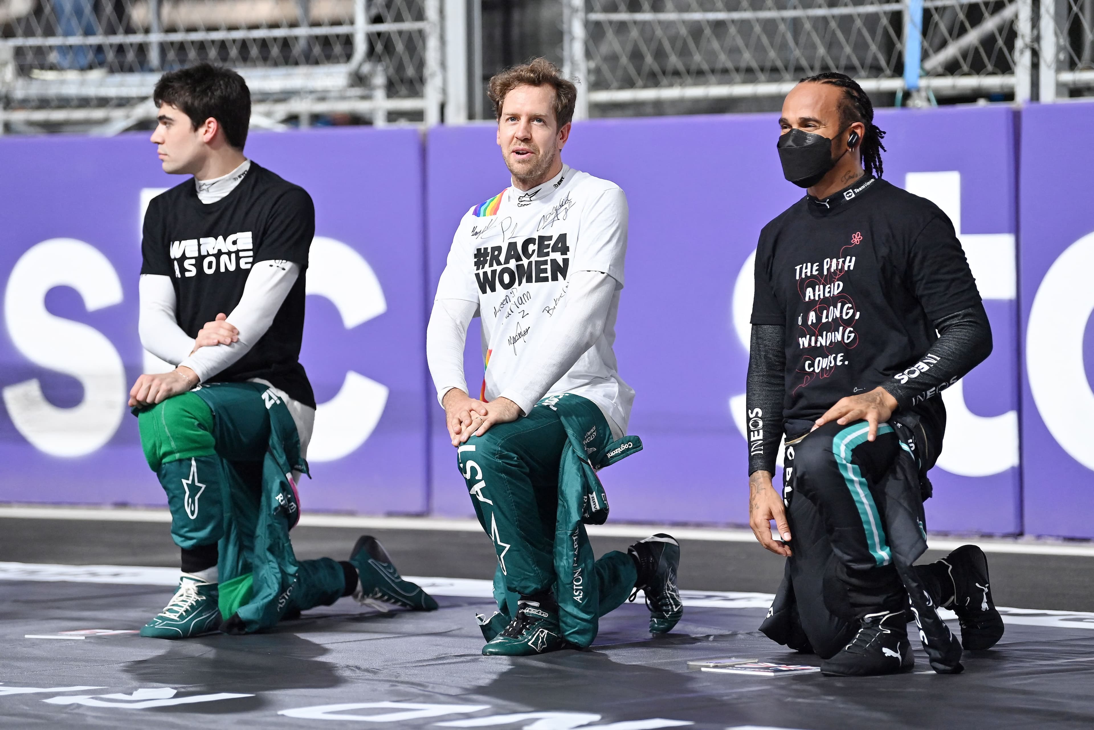 Lance Stroll, Sebastian Vettel et Lewis Hamilton, qui portaient des t-shirts pour promouvoir l’égalité, se sont agenouillés avant le Grand Prix d’Arabie Saoudite en décembre 2021.