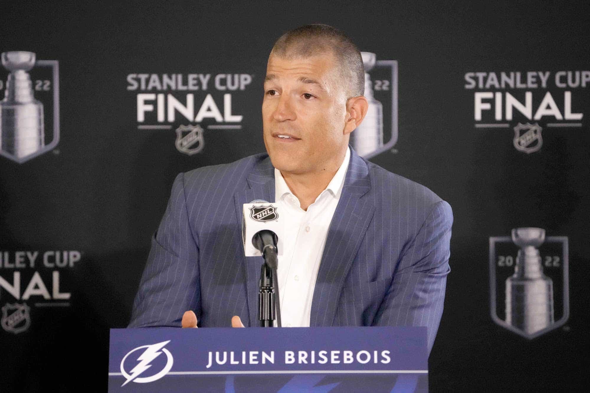 Julien BriseBois a réussi à garder trois joueurs importants au sein du Lightning de Tampa Bay, en leur accordant des contrats de huit ans, mercredi.
