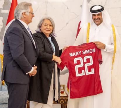 La représentante de la reine a reçu un chandail rouge à son nom afin de souligner sa visite en 2022 au Moyen-Orient.