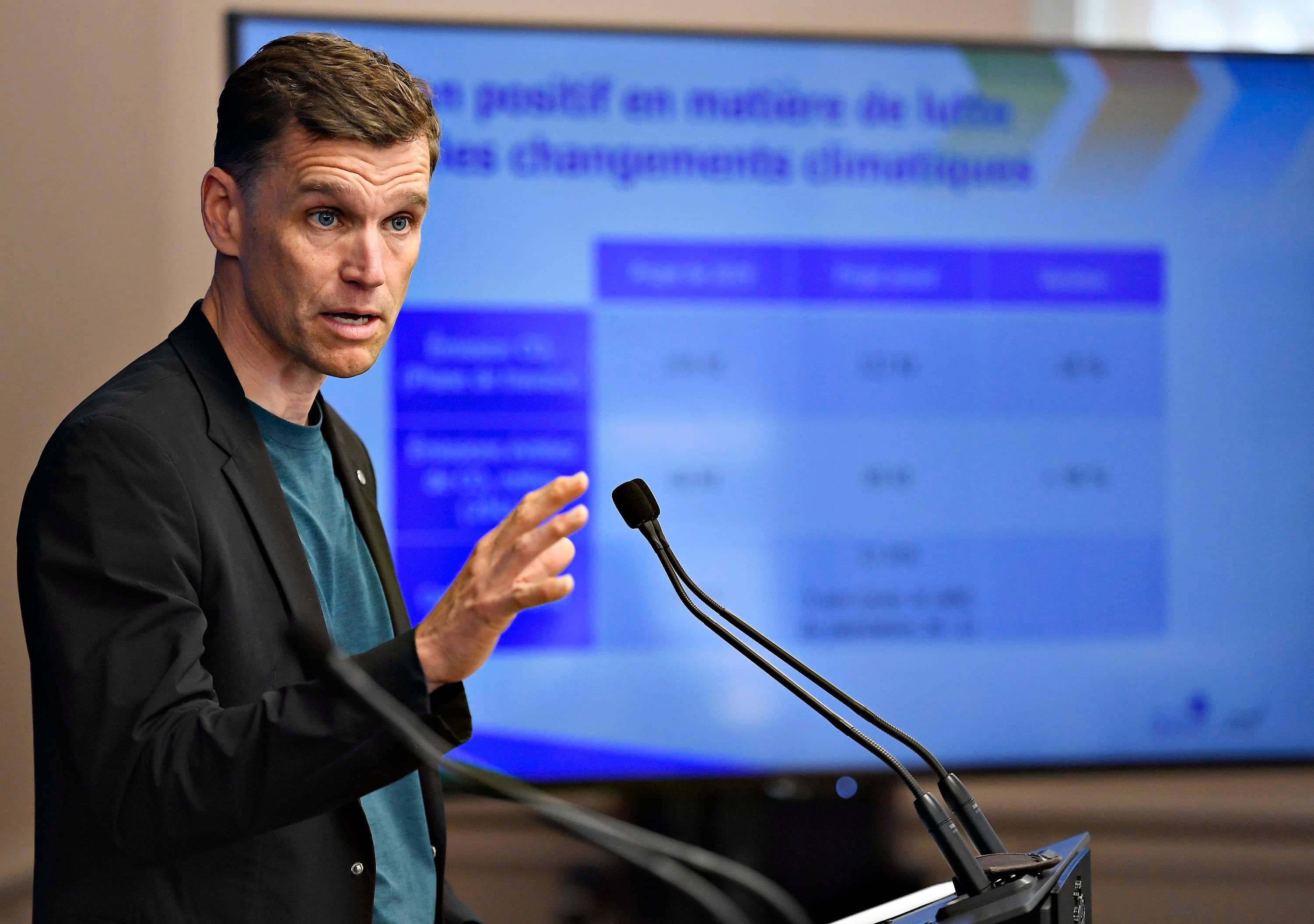 Lors d’un point de presse à l’hôtel de ville, mercredi, le maire de Québec, Bruno Marchand, s’est félicité du rapport sur les GES qui illustre de façon éloquente, selon lui, la valeur environnementale du projet de tramway.